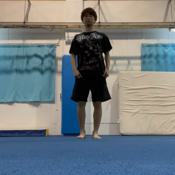 品川翔のインスタグラム：「初めてマット無しでやった時のやつ！！  恐怖心があって 最後手をついてしまった😭😭  もっと完成度高めるぞっ🔥🔥🔥  #インスタグラム #犬顔#犬顔男子 #アクロバット #バク宙#スタン宙 #フォローミー #フォロー#コメント返し #コメントまってます✌️」