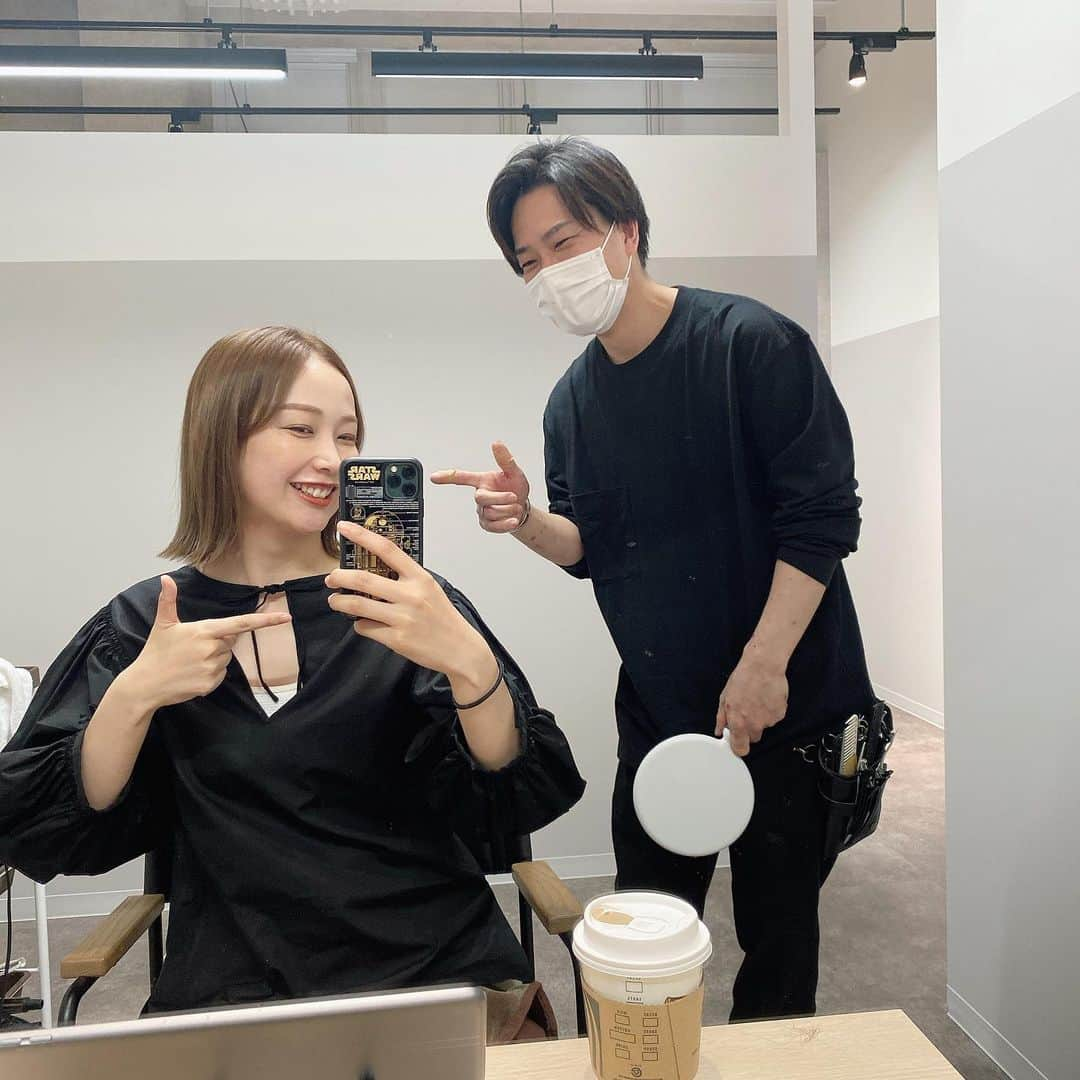 中上真亜子さんのインスタグラム写真 - (中上真亜子Instagram)「久しぶりの美容室だった💇‍♀️ お仕事のために @ebi0524 ちゃんのとこでカラーとトリートメントして来たよ💚  ブリーチせずにここまで明るくしてくれた🌴  6月から @yuqaringo のヘッドスパも始めるようで、やってもらったんだけど（めちゃくちゃ力強いから）揉みの強弱とツボが気持ち良過ぎた🤤🧡  いつまで続くかわかんないけど 前髪も全体も伸ばしてるところだよ  そしてこのトップスね、胸の空きと袖のギャザーが可愛くて買ったんだけど（しかもセールだった）、すごいハルク感があるし、なんだか合わせるパンツ間違えたよ😇 #そんな日のコーデを載せるなよ  トップス @jilsander  パンツ @hyke_official  バッグ @bottegaveneta.by.daniellee   あ、そしてポスト探してウロウロしてたらミブキとキョウカちゃんに会ったよ📮なんかわちゃわちゃ喋ってたけど一個も実のある話はしてないよ #私のマスクだけなんかおばさんのパンツみたいじゃない？」5月29日 15時34分 - maako_nakagami