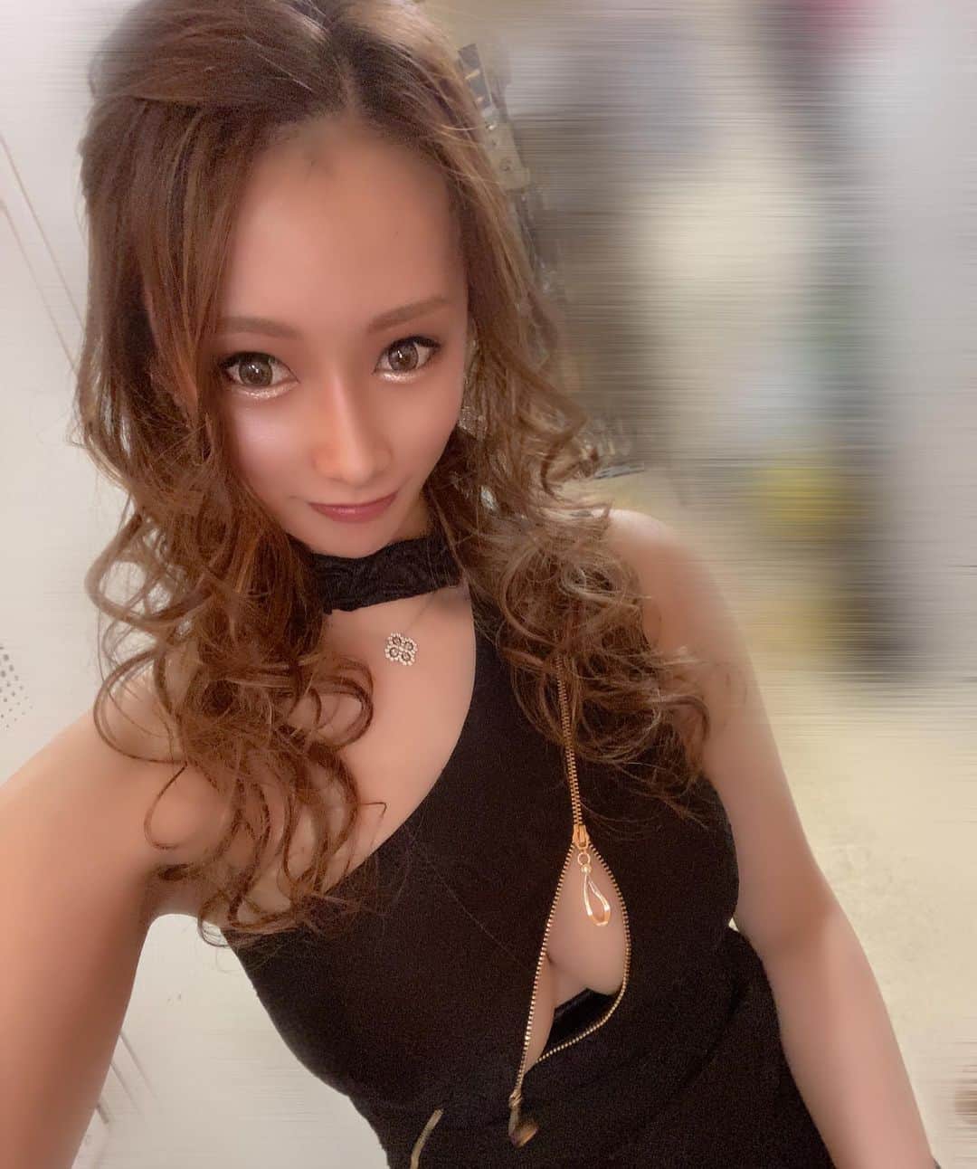 北川れいのインスタグラム：「⚠️ 報告 ⚠️ 2月の途中から歯の矯正していて3ヶ月ちょい かかりましたが既に終わりました🥰 まじ長かったわ〜〜〜〜〜(◍꒪꒳​꒪◍)՞  本当に全く痛くなかったし、安くして頂いたり、 目立ちにくい白いワイヤーにしてくれたり、 月❶メンテを月❷にしてくれて早く終わらせてくれた 敏腕先生ありがとうございます🦷👩🏻‍⚕️✨  本当はあと6ヶ月矯正しとかないかんらしいけど 早く終わらせて下さいって頼んだら 快くして早く終わらせて下さりましたん😍💕  歯並び綺麗になったよー🤍✨ 間違ってもセラミックには したくない🤣爆  #インスタ指名 #アリュール #北川れい #ナンバーワン  #中洲 #シャンパン女王 #シャンパン #キャバクラ  #ニュークラブ #クラブ #bar #ホスト #キャバ嬢  #中洲キャバ嬢 #北新地 #ミナミ #大阪 #歌舞伎町  #六本木 #銀座 #東京 #すすきの #ギャル #グラビア #矯正 #歯 #歯科衛生士 #美人 #欅坂46  #akb48」