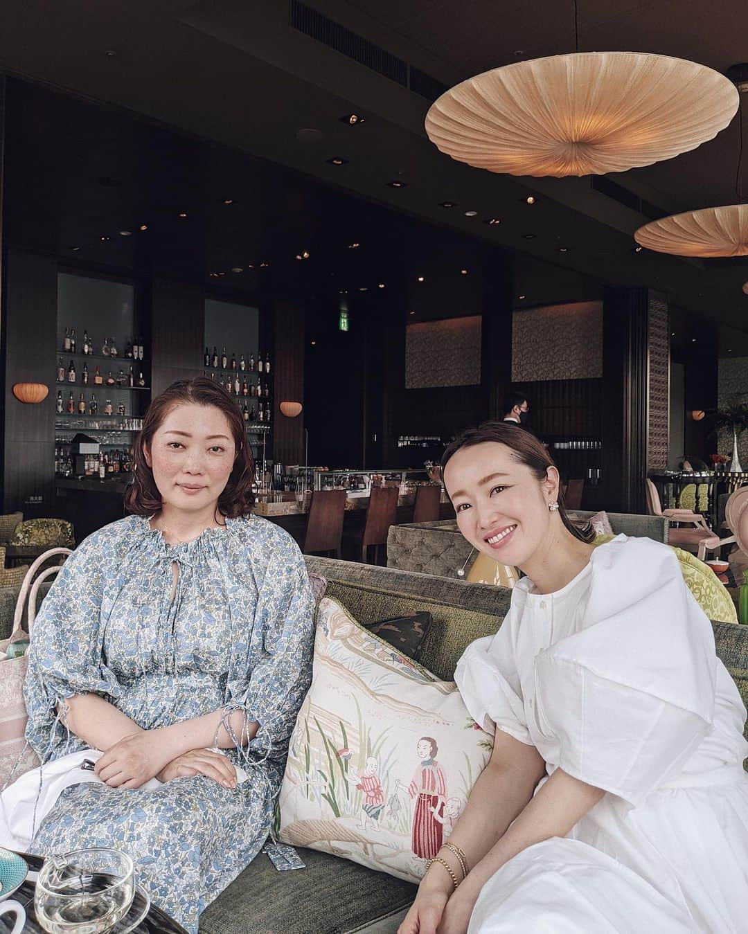 翁安芸さんのインスタグラム写真 - (翁安芸Instagram)「Afternoon tea @mo_tokyo 🍹💕✨  マンダリン オリエンタル 東京のアンバサダーの剛くん @go_akimoto と38階のオリエンタルラウンジのアフタヌーンティーへ。  南国のフルーツを使用した期間限定の"エキゾチック アフタヌーンティー" は、甘さと酸味のバランスが絶妙な組み合わせ🥭🥥🍹💓✨  目の前で切り分けてくれるパウンドケーキや、たっぷりの新鮮なハーブでいただく贅沢なハーブティーも美味しかったです✨  素敵な刺繍家の愛磨さん @ataka_emma ともお会いできた愉しいひととき💖  夏の味わいを満喫できるエキゾチックアフタヌーンティーは、6月30日(水)まで開催しているそうです🌿✨  #mandarinorientaltokyo #motokyo #mandarionoriental #ImAfan #worldoffans #マンダリンオリエンタル東京」5月29日 16時10分 - akinyc