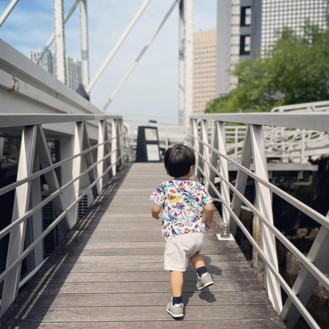 小川ひとみさんのインスタグラム写真 - (小川ひとみInstagram)「今日は朝早くから品川の公園へ✨ 日が陰っていたけれど むしむし暑い一日でした☀️ 帰りにbreadworksへ パンを買いに🥐 cap/ @chesty_official  onepiece/ @cosstores  shoes/ @rogervivier  bags/ @jnhearts  気づけば毎日真っ白のお洋服 汚れるのを覚悟でついつい白を手に取ってる🥳 #mamalife #coordinate」5月29日 16時19分 - hitomy220