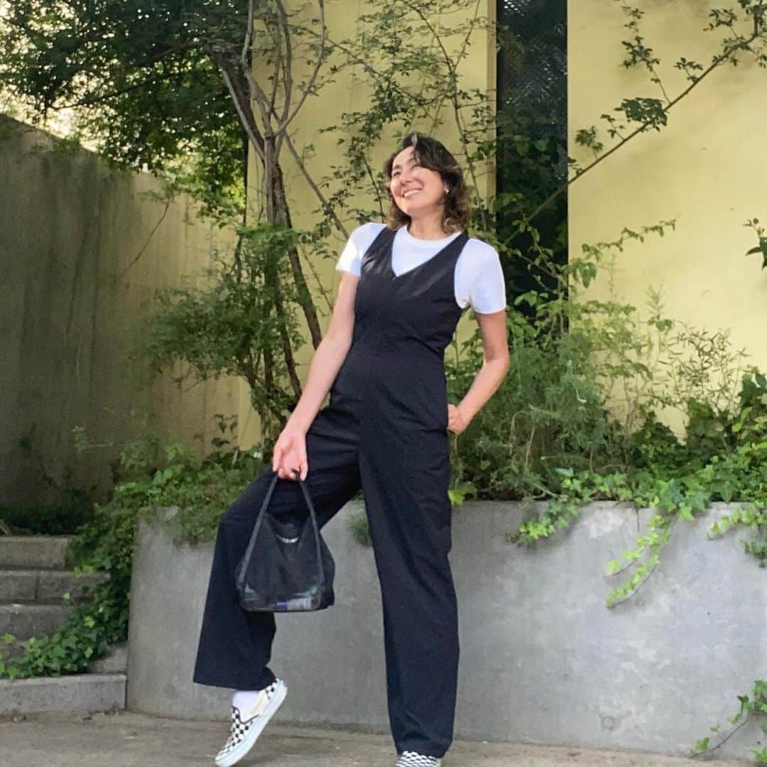 のインスタグラム：「🖤🖤🖤 @hereiam.official  オールインワン と バッグ❣️最近の お気に🖤🖤🖤 東京は天気が良く気持ちいい❣️ 梅雨来なくていいよやだなあ〜 #大人カジュアルコーデ　#スニーカー はお決まりの @vans #🖤　#❤️ #rikaco_fashion」