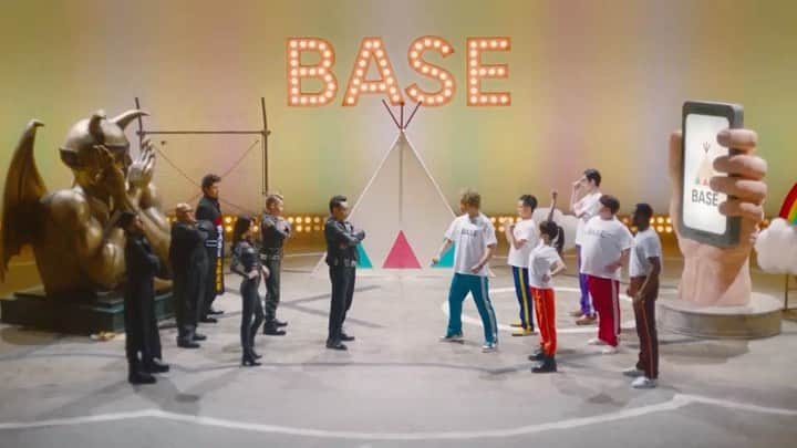 BASE（ベイス）のインスタグラム：「＼今度はダンスバトル?! 　新CMが放映開始📺！／  第4弾となる今回のCMでは、香取慎吾さんが新しい歌とダンス「BASE偏見派とBASE利用者の抗争」を披露🕺  さらに今回は角田晃広さんと、山本舞香さんによる豪華なコラボが実現！  「今回のコマーシャルで僕は、熱いダンスにパッションの叫びでBASEを伝えるヒーローを演じさせていただきました！」という、香取さんから熱いコメントもいただきました🔥  CMの特設ページでは 📺CM本編のフルバージョン 👀CM撮影のメイキング映像 も視聴できるので、お見逃しなく👏  @katorishingo_official @akihiro_kakuta @yamamotomaika_official  #ネットでお店を開くならBASE #香取慎吾 #角田晃広 #山本舞香 #BASEec」