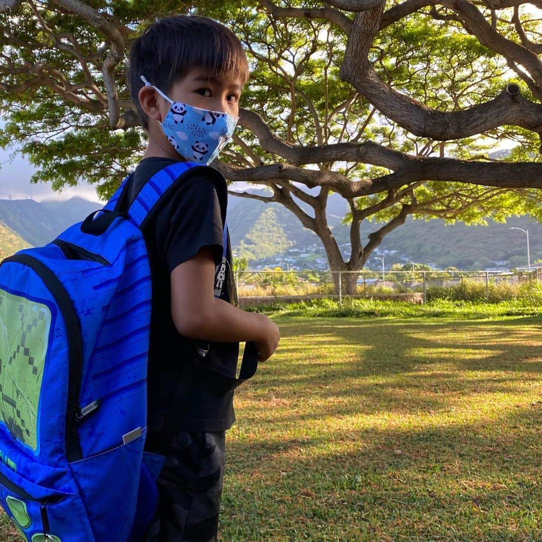 Mieのインスタグラム：「ながーい夏休み開始🌴 今日でコウはキンダー、日本でいう年長さんの一年が終わり、約2ヶ月の夏休みを経て一年生に。リアは四年生に、ジンは中一に😌 子供たちのキラキラした純粋でまっすぐな心がずっと続いてくれますように🧡  ムカムカして子供を萎縮させてしまうように当たり散らしてしまいそうな時はママちょっとタイム🤏 って言ってその場から離れて、優しく声がけできる時までまってみたりね🧡 四六時中いっしょに過ごせたこの一年😆 こんなチャンスはないぞ🙌とたっくさん遊んでたくさん学んだ😆 この1か月は3人とも学校のある日が指折り数えられる日数あって、子どもたちがいない時間が、なんだかふと寂しかったりもして、、、😭  いやいや、、、 明日からどーしよっ😝  #ハワイで子育て #ハワイ生活　 #毎日が一瞬で過ぎていく💦 #25才で越してきて #あっというまに13年目突入🌴」