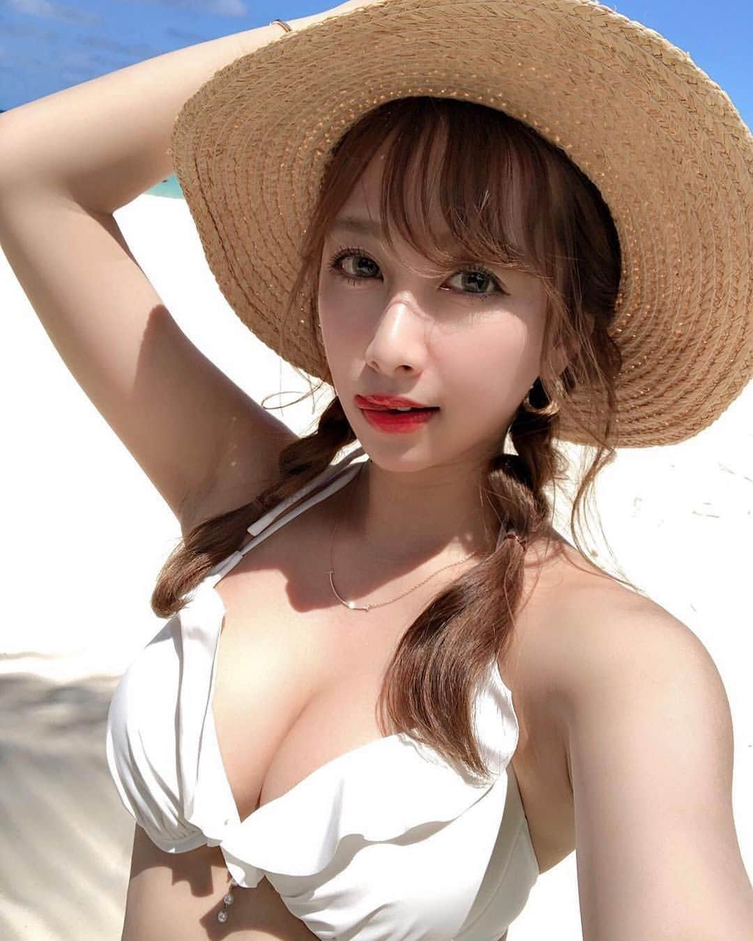 美女美容事情さんのインスタグラム写真 - (美女美容事情Instagram)「《ﾜｲｷｷ☆BEACH🏖🧜‍♀️✨》 *⁠ 今回ご紹介させて頂きますのは!!👀❤︎⁠⠀ え り な さん< @erina.0718 > ⁠の素敵なお写真📸⁠⠀⁠⠀⁠⠀⁠⠀ *⁠⠀⁠⠀⁠⠀⁠⠀ スタイル抜群で白肌が美しい水着美女👙🧜‍♀️ ハワイのビーチで撮る写真はやっぱり素敵ですね💖🎶 *⠀⁠⠀⁠⠀⁠⠀⁠⠀ え り な さん< @erina.0718 > ⁠⠀⁠⠀⁠⠀⁠⠀ 素敵な投稿ありがとうございました☺️📸✨ *⠀⁠⠀⁠⠀⁠⠀⁠⠀ え り な さんのアカウントには他にも素晴らしい投稿が沢山ありますので是非覗いてみてくださいね💁‍♀️💙⁠⠀⁠⠀⁠⠀⁠⠀ *⠀⁠⠀⁠⠀⁠⠀⁠⠀ △▼△▼△▼△▼△▼△▼△▼△▼△▼ ⁠⠀⁠⠀⁠⠀ ❤🧡💛「美女美容事情」💚💙💜⠀⠀⠀⠀⠀⠀⠀⠀⠀⠀⠀⠀⠀⠀⁠⠀⁠⠀⁠⠀⁠⠀⁠⠀ 👇掲載ご希望の方は👇⠀⠀⠀⠀⠀⠀⠀⠀⠀⠀⠀⠀⠀⠀⠀⁠⠀⁠⠀⁠⠀⁠⠀⁠⠀ @b_b_j.jタグ付けと🖤 # ビジョビ ⁠⠀ 🖤タグ付けお願いします✨⠀⠀⠀⠀⠀⠀⠀⠀⠀⠀⠀⠀⠀⠀⠀⁠⠀⁠⠀⁠⠀⁠⠀⁠⠀ △▼△▼△▼△▼△▼△▼△▼△▼△▼ ⁠⠀⁠ #ハワイ#ホノルル#ワイキキ#ワイキキビーチ#ラニカイビーチ#ハレクラニ#コオリナ#アウラニ#家族旅行#海外#旅行#旅女子#水着#ビキニ #水着美女 #水着女子 #水着ガール #麦わら帽子 #麦わら美人 #スタイル抜群 #」5月29日 17時03分 - b_b_j.j