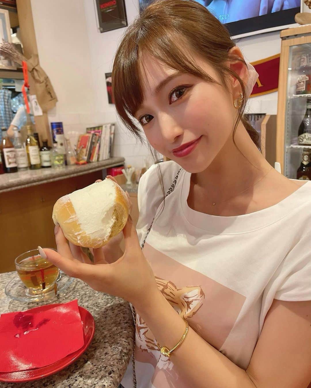 引地裕美さんのインスタグラム写真 - (引地裕美Instagram)「初マリトッツォ🧁💕  生クリームいっぱいだとは思ってたけど 想像以上に生クリーム詰まってた😳！！  他のメニューも美味しそうだった🍕🥕🍅  #引地裕美 #モデル #rq #レースクイーン  #UMine #マリトッツォ #みんちゃんカフェ巡り #白金台カフェ  #얼스타그램 #照片 #粉我  #ゆうみ服 #패션스타그램 #데일리코디 #패션 #时装」5月29日 17時24分 - yuumihikichi