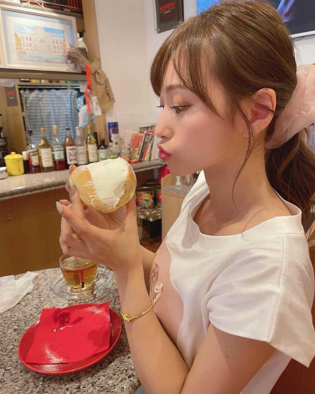 引地裕美さんのインスタグラム写真 - (引地裕美Instagram)「初マリトッツォ🧁💕  生クリームいっぱいだとは思ってたけど 想像以上に生クリーム詰まってた😳！！  他のメニューも美味しそうだった🍕🥕🍅  #引地裕美 #モデル #rq #レースクイーン  #UMine #マリトッツォ #みんちゃんカフェ巡り #白金台カフェ  #얼스타그램 #照片 #粉我  #ゆうみ服 #패션스타그램 #데일리코디 #패션 #时装」5月29日 17時24分 - yuumihikichi