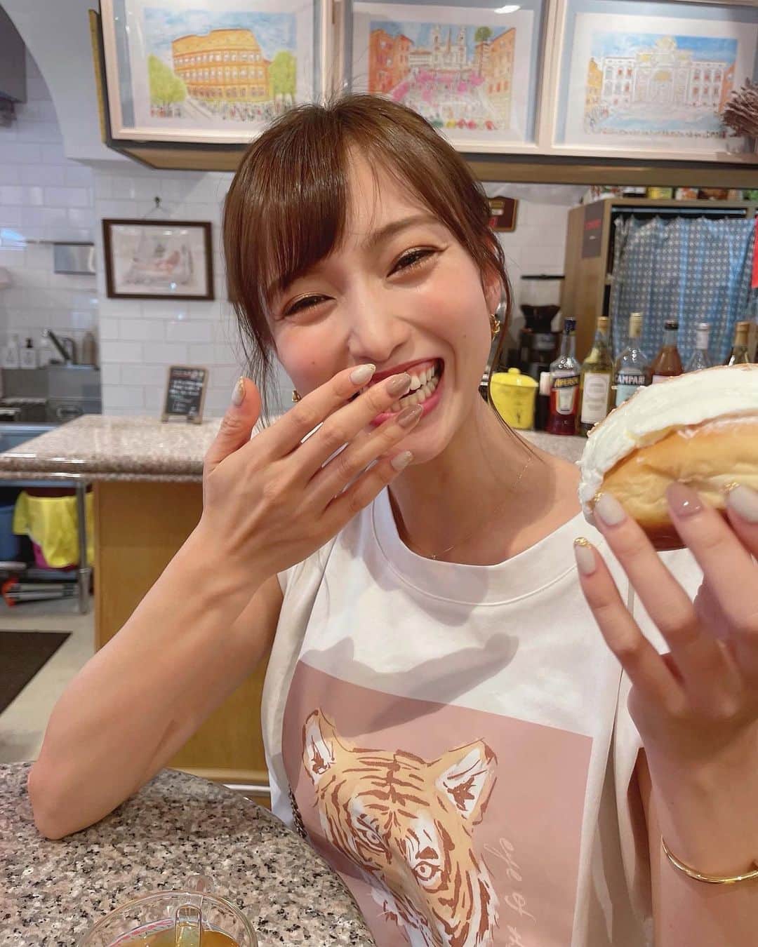 引地裕美さんのインスタグラム写真 - (引地裕美Instagram)「初マリトッツォ🧁💕  生クリームいっぱいだとは思ってたけど 想像以上に生クリーム詰まってた😳！！  他のメニューも美味しそうだった🍕🥕🍅  #引地裕美 #モデル #rq #レースクイーン  #UMine #マリトッツォ #みんちゃんカフェ巡り #白金台カフェ  #얼스타그램 #照片 #粉我  #ゆうみ服 #패션스타그램 #데일리코디 #패션 #时装」5月29日 17時24分 - yuumihikichi