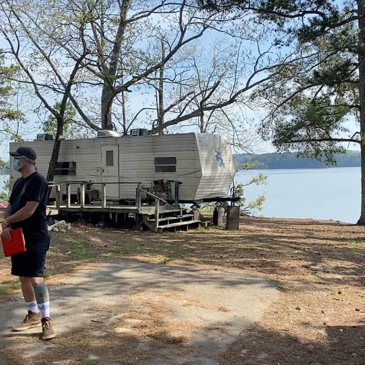 ロビン・ライトのインスタグラム：「The famous Langmore trailers on Ozark!! @ozark #atlantafilm #bestcrew #lovemyjob #thankyou #ozark #atlanta」