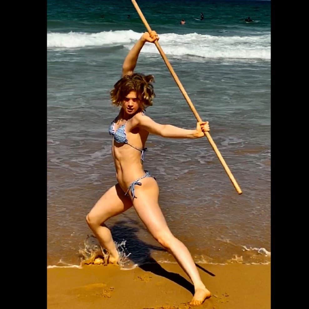エレナ・カンプーリスのインスタグラム：「#throwback to Australia training for a project on the beach⚔️💦🎬💪 @stefaniafrangista   #strong #women #fitfam #grind #train #Australia #summer #beach #goals #gains #workout #motivation #fit #life #fitnessjourney #fitnessaddict #bikini #fitness #health #sport #body #abs #legs #healthy #fitspo #bts #sport #inspiration」