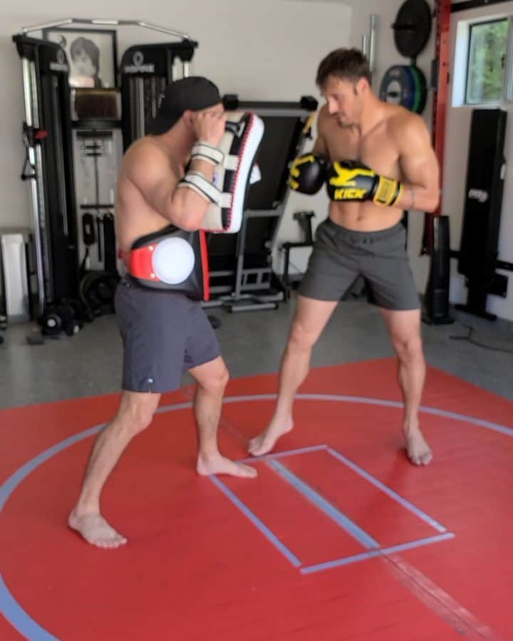 ライアン・ガスマンのインスタグラム：「They say the best businesses started in a garage...  Fight update: I had two fights lined up over my hiatus. Unfortunately the fight game is a fickle one and they've been pushed to dates that run into my acting schedule.   A major setback but nothing my team and I can't overcome. Til then we sharpen our tools and become all around great versatile fighters.  Shout out to @waltersyt @antoncastill @johnny.faris @wilsonhahahaha  @jon_alegria and all the other killers at @sityodtongla . You've all humbled me in ways I truly appreciate.」