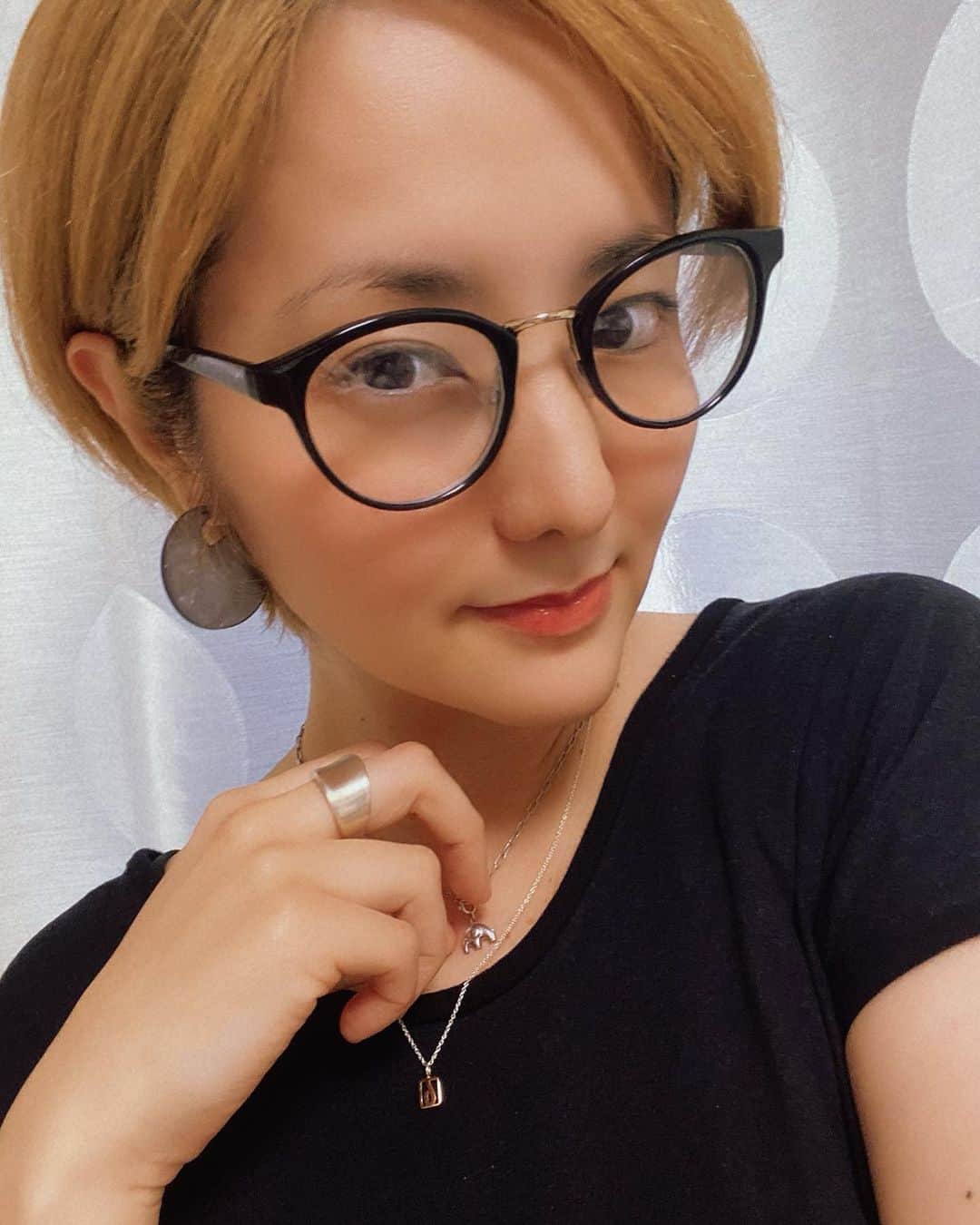 希良梨のインスタグラム：「今日も一日お疲れ様🖤 さっき夕陽が綺麗だった🦋  今天也辛苦了～🖤 剛剛夕陽非常的美 分享給大家。  #andtaiwan  #taiwanentertainment  #taiwanculture  #collaboration #towitstyle   #love #japan #like4like #simple #nature #taiwan #momlife #followforfollow #follow4follow #kirari #希良梨 #アニメ好きな人と繋がりたい #漫画好きな人と繋がりたい」