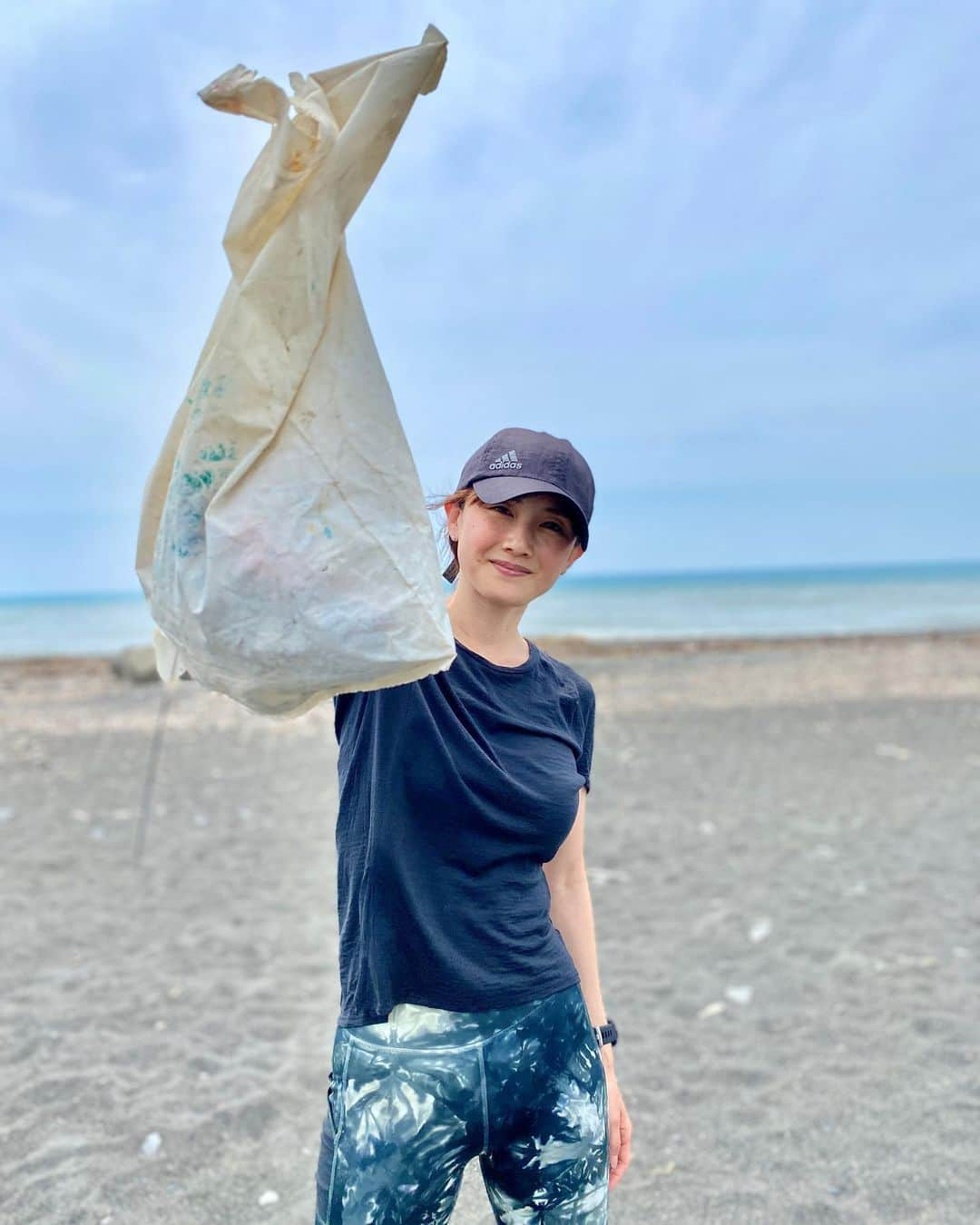 湯田友美のインスタグラム：「Plogging after 10k RUN １０キロ走って、海岸でプロギング♻️ Adidas runningのアプリで計測して走ったのでアディダスとparleyもペットボトル100本分の海洋性プラスチックゴミを回収してくれることになります☺️🐳 ・ #runfortheoceans #今日は海のために走る  Day29 #runforthefriendship #connectthrusweat 明日はam10〜 @moekofukuda ちゃんのインスタライブラン🔥🔥🔥 いよいよ、残り二日だね🥺 初10kにチャレンジされる方完走できますように✨✨✨✨✨」