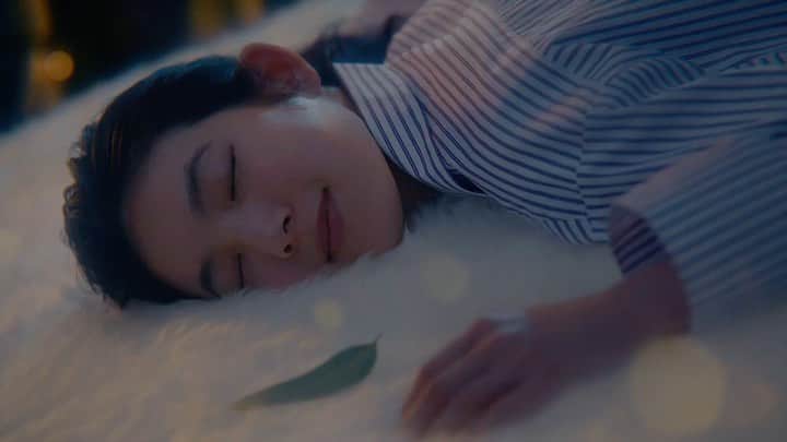 のインスタグラム：「コアラのお腹で眠ってます〜🐨 cmみてください〜🌒！」