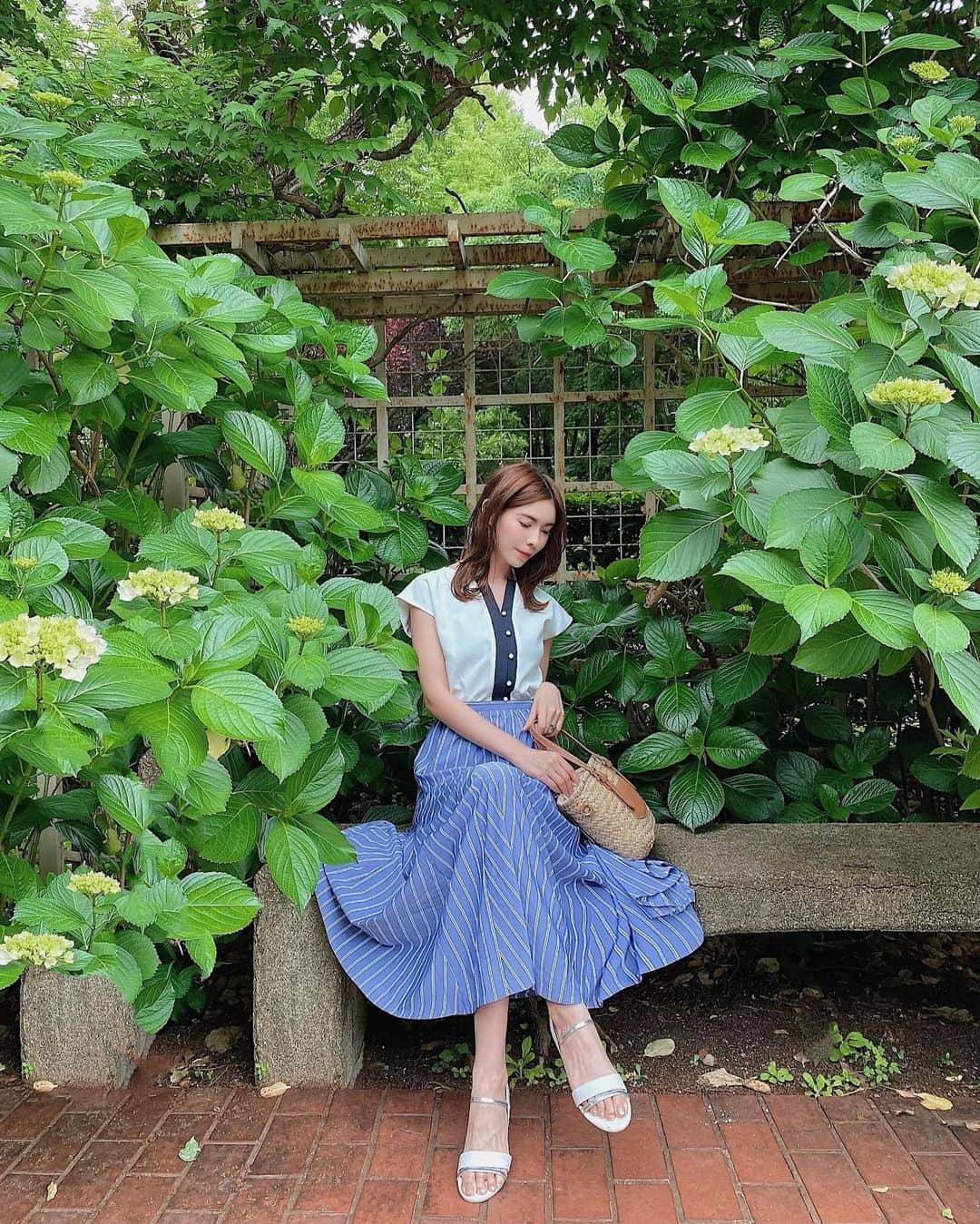 Yuika Matsuさんのインスタグラム写真 - (Yuika MatsuInstagram)「#outfit    紫陽花がもうそろそろ綺麗に 咲き出してるから公園に見にきたんですが🦔🦔 まだ少ししか咲いてなかった。。 来週くらいが見頃かな？ せっかく紫陽花に合わせて ブルーが綺麗なスカートおろしたのに残念🥺 　  ホワイトのトップスと合わせて爽やかな このスカートは生地をたっぷり使ってるから 歩くたびにふわっふわっと揺れる感じが たまらなくかわいい💙 　 1枚目、そのふわっと感をなんとか伝えたくて 頑張って何回もクルクル周って 写真撮ってもらったよ🤳笑  　  #紫陽花#紫陽花の季節 #ロングスカート  #ブルースカート  #リュリュモール#ryuryumall @ryuryumall_official」5月29日 19時46分 - yuika00802