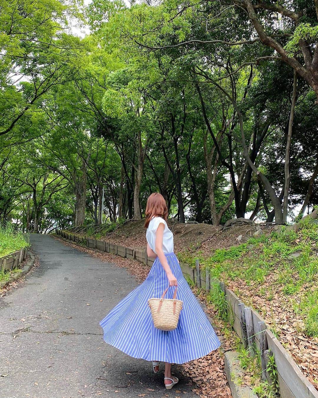 Yuika Matsuさんのインスタグラム写真 - (Yuika MatsuInstagram)「#outfit    紫陽花がもうそろそろ綺麗に 咲き出してるから公園に見にきたんですが🦔🦔 まだ少ししか咲いてなかった。。 来週くらいが見頃かな？ せっかく紫陽花に合わせて ブルーが綺麗なスカートおろしたのに残念🥺 　  ホワイトのトップスと合わせて爽やかな このスカートは生地をたっぷり使ってるから 歩くたびにふわっふわっと揺れる感じが たまらなくかわいい💙 　 1枚目、そのふわっと感をなんとか伝えたくて 頑張って何回もクルクル周って 写真撮ってもらったよ🤳笑  　  #紫陽花#紫陽花の季節 #ロングスカート  #ブルースカート  #リュリュモール#ryuryumall @ryuryumall_official」5月29日 19時46分 - yuika00802