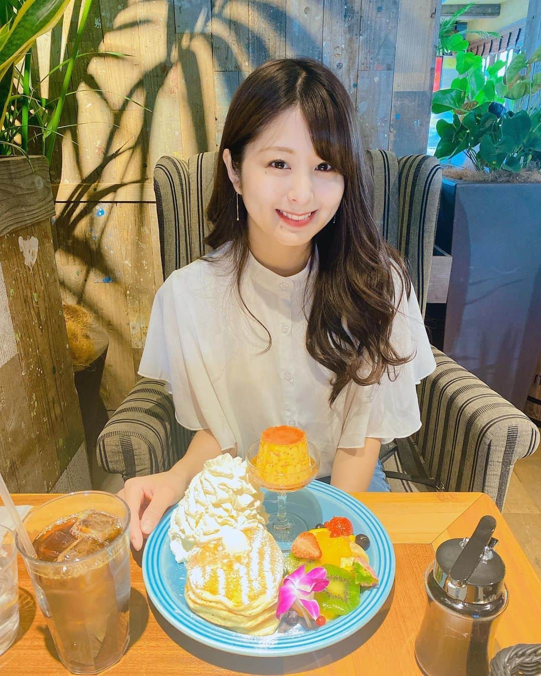 中島遥のインスタグラム：「ハワイ行った事ないけど、ハワイを感じにパンケーキ🥞🍽 久しぶりに食べて美味しかった🤤 南国に行きたくなりました🏝 そして今日はすっごく暑かった😳 これからの夏が怖いです😭笑  #konascoffee#cafe#カフェ #パンケーキ#ランチ#スイーツ #撮影#portrait#ファインダー越しの私の世界#東京カメラ部#カメラ#一眼レフ#フォロー#カメラ女子#follow#japan#いいね#コメント#ありがとうございます」