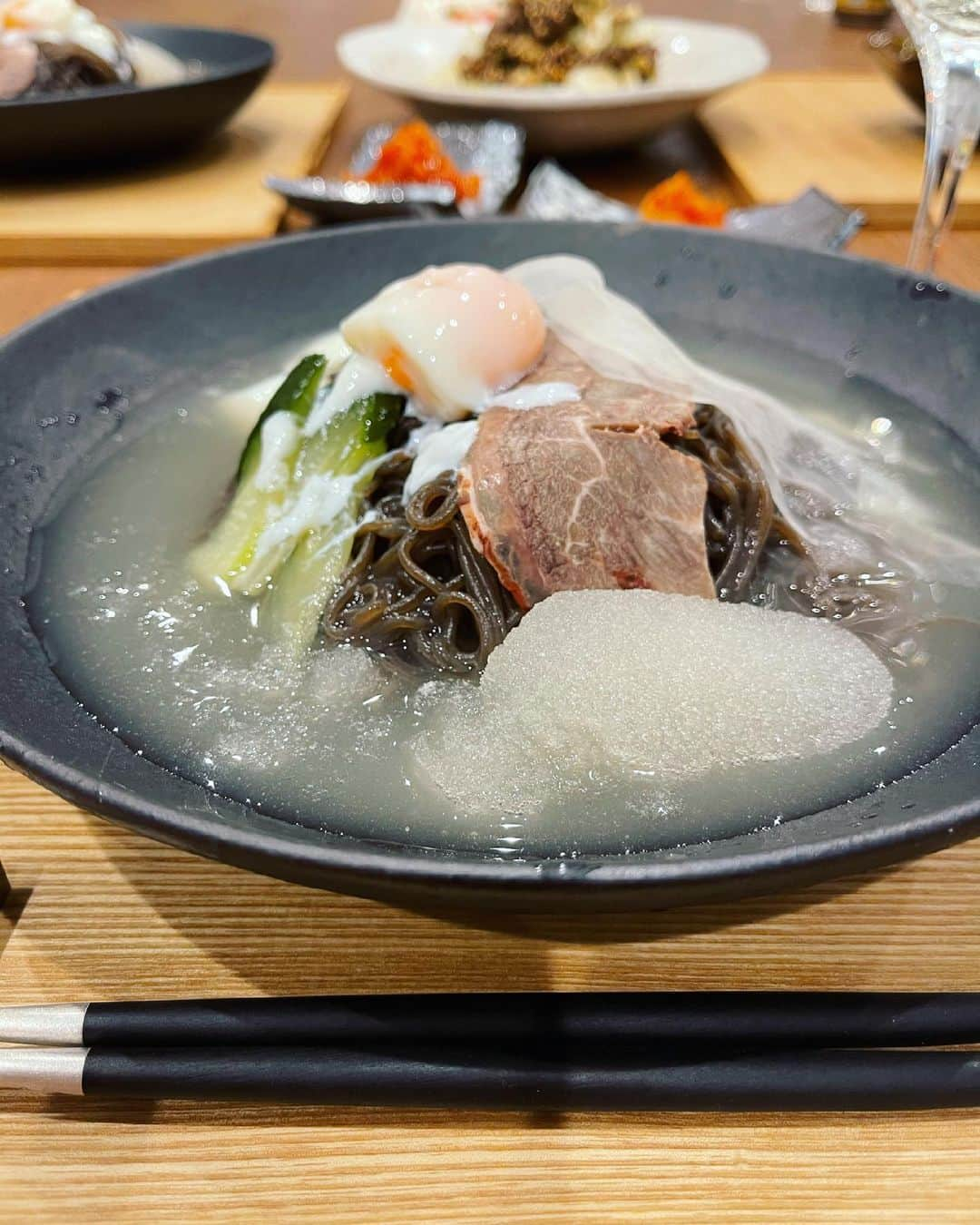 鈴木六夏さんのインスタグラム写真 - (鈴木六夏Instagram)「今夜は通販できる「ユッチャン冷麺」😆  お家であの冷え冷えのシャリシャリの冷麺が食べれるなんて うぅーーー！幸せ！🥲✨  こんなにお店の味だと嬉しい反面 お店に行きたくなるジレンマ...。  @yuchuntokyo  #おうちユッチャン　#ユッチャン冷麺  https://yuchun.thebase.in/」5月29日 19時51分 - rikuka.62