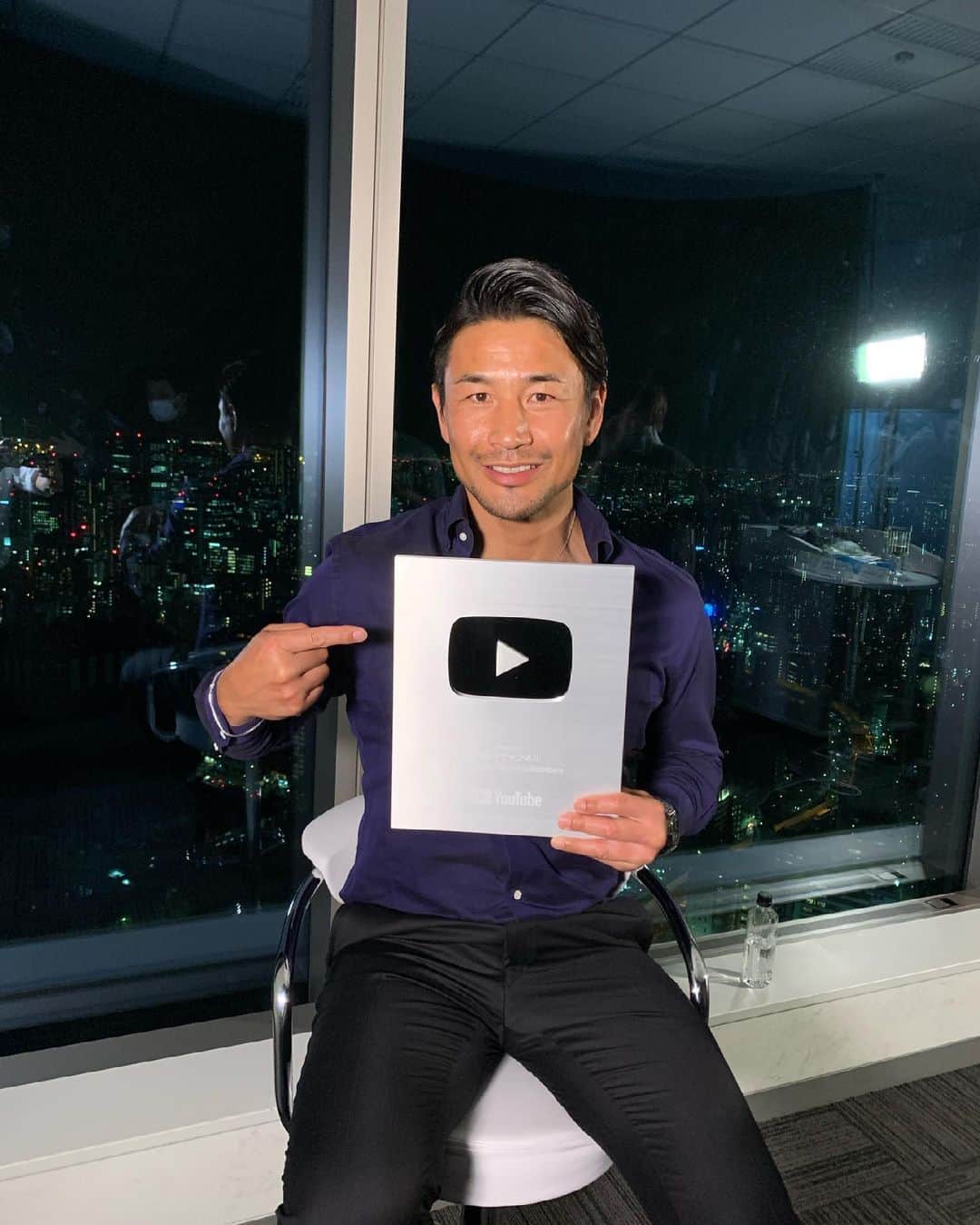 のインスタグラム：「魔裟斗YouTube 「魔裟斗CHANNEL」 登録者数　10万人になり シルバーの盾　頂きました！ #魔裟斗」
