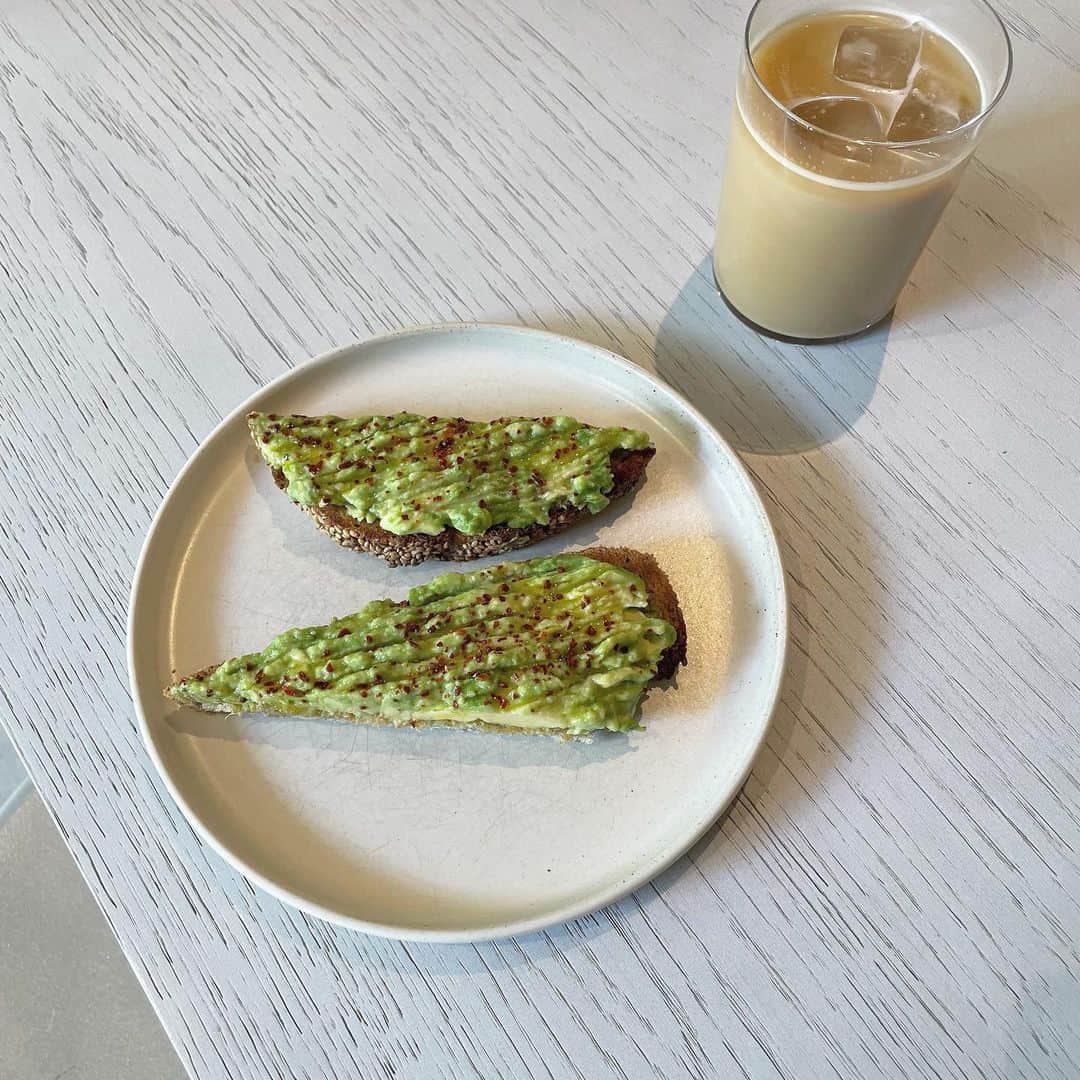杉浦みずきのインスタグラム：「. たまーにお洒落なおやつを食べようね 普段はポテチとアンパンマンチョコだからね ・ ・ #大好きなアボカド #トースト #青山カフェ #表参道カフェ #南青山  #bluebottlecoffee」