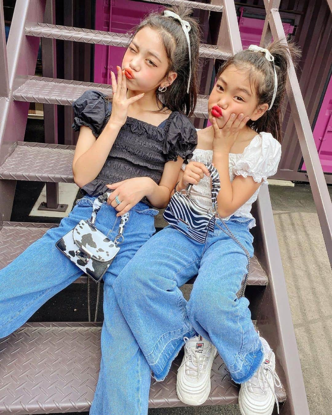 代田萌花さんのインスタグラム写真 - (代田萌花Instagram)「こんばんは💗今日は久々の晴れ☀️ちょっとだけ撮影ができた💗 あと、やっとー 明日YouTube出ます💗良かったらみてね！😍💕💕💕💕  @happylabo890 さまの 可愛いゼブラと牛柄バック可愛いよね！携帯も入っちゃうしお出かけにもばっちり👌SALEも開催してるので良かったら見てね💩✨✨✨  #子供服#バック#bag #姉妹#姉妹仲良し#韓国風#姉妹コーデ #姉妹ママ #子供服コーデ#sister #kidscode#kidsfashion #instalike #instafashion #kids#love#girl#子供髪型」5月29日 20時02分 - micky.kira