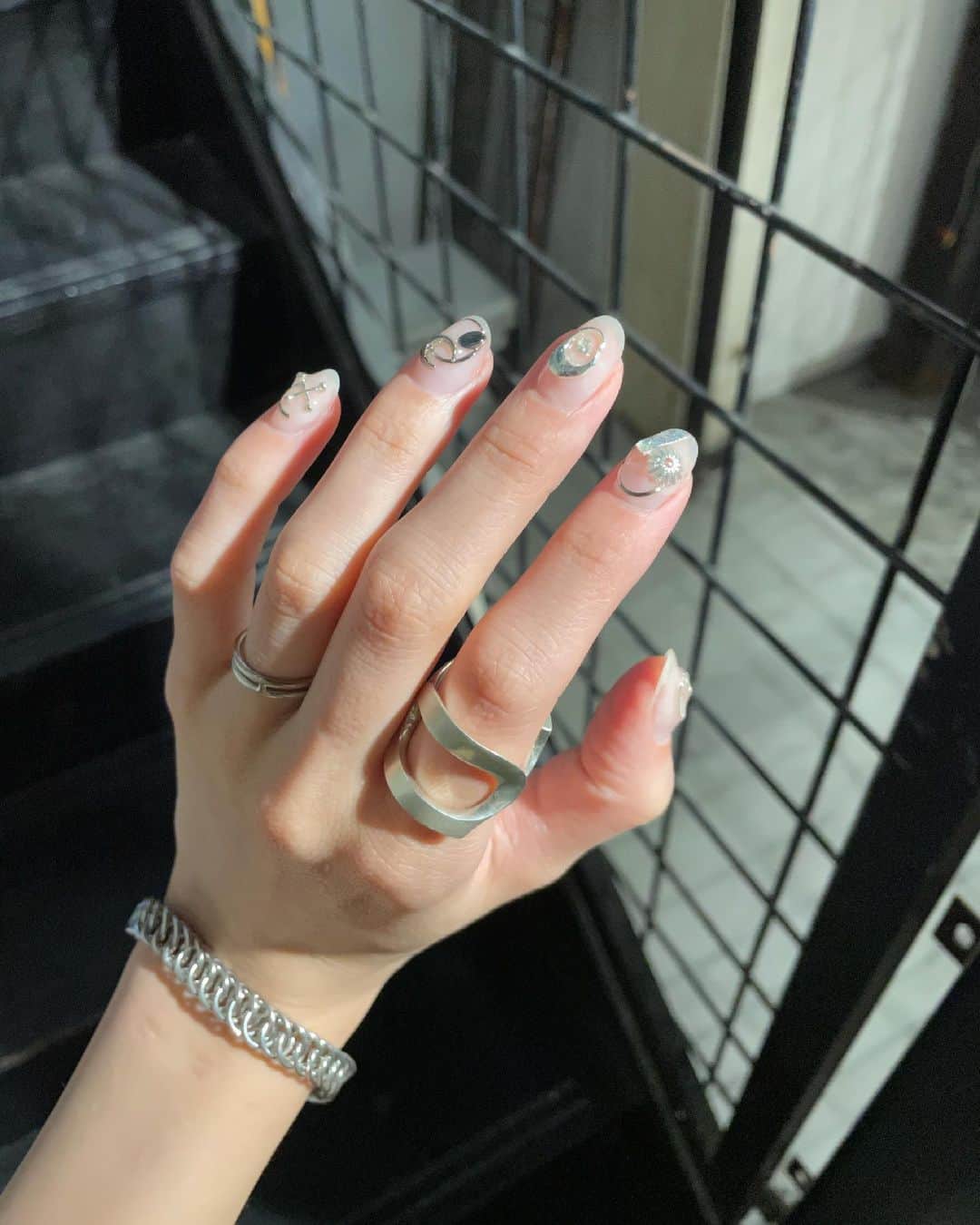 Yukano Nojiriのインスタグラム：「新しいネイルとリング達👏🏼 リングは @duoctria で6/3までポップアップやってます♡ 欲しいイヤカフもあって、GETしたら載せます😏 #duoctria #3912higashi #クリアネイル #シルバーネイル #天然石ネイル」