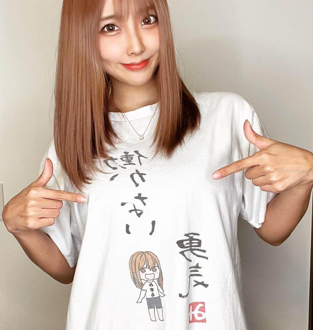 みまるさんのインスタグラム写真 - (みまるInstagram)「💎みまるTシャツ販売中💎 『働かない勇気』  アパレルブランド「ALLIA STELLA」と 干物妹みまるがまさかのコラボ👕 デザイナー恭平氏によるデザイン🎀  ■ 限定生産 初回20枚限定生産✨✨✨  ■ 使用方法について ダラダラとする部屋着として😚 あまりオススメしませんが、その他にも 運動やお出かけの際にご利用可👍👍👍  お揃いしてくれるよね？😎❤️😎  https://yakinikudais.base.shop/items/36415333  #みまる #みまるぐらむ #tiktokerみまる #tiktok #mimaru #干物妹みまる #干物グラビア #アイドル #地下アイドル #グラビア #モデル #グラビアアイドル #プロニート #部屋着 #みまるTシャツ #限定tシャツ #ALLIA STELLA #alliastella #お揃いtシャツ #働かない勇気 #サロモ #インスタアイドル」5月29日 20時13分 - mimaru_dayo