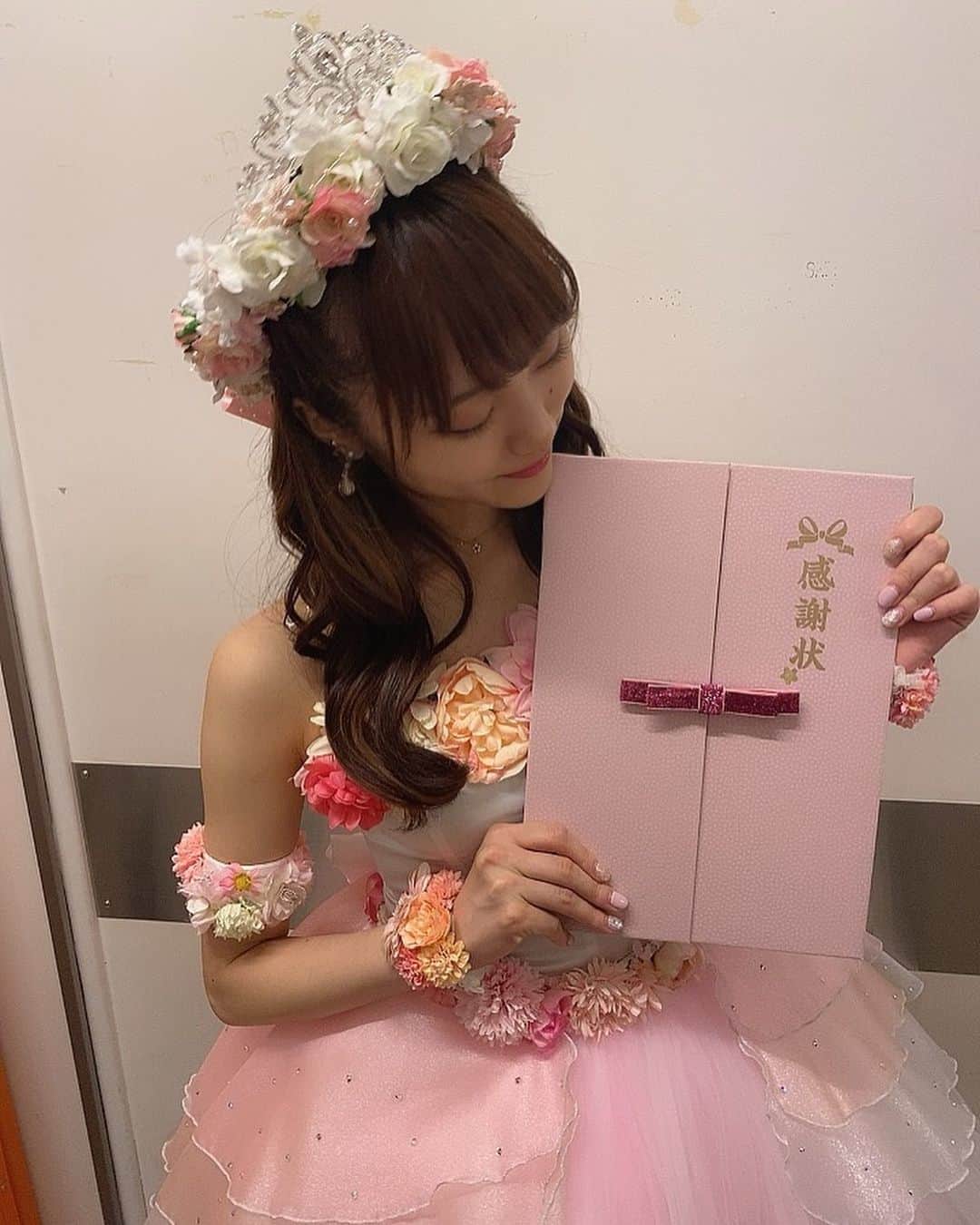 石川花音さんのインスタグラム写真 - (石川花音Instagram)「感謝状、中まですごい工夫されてて、かわいかった🥲💗 花冠も、花束も本当にありがとう🌸  #石川花音卒業公演 #skeフェスティバル #花冠」5月29日 20時28分 - kyanonty1219