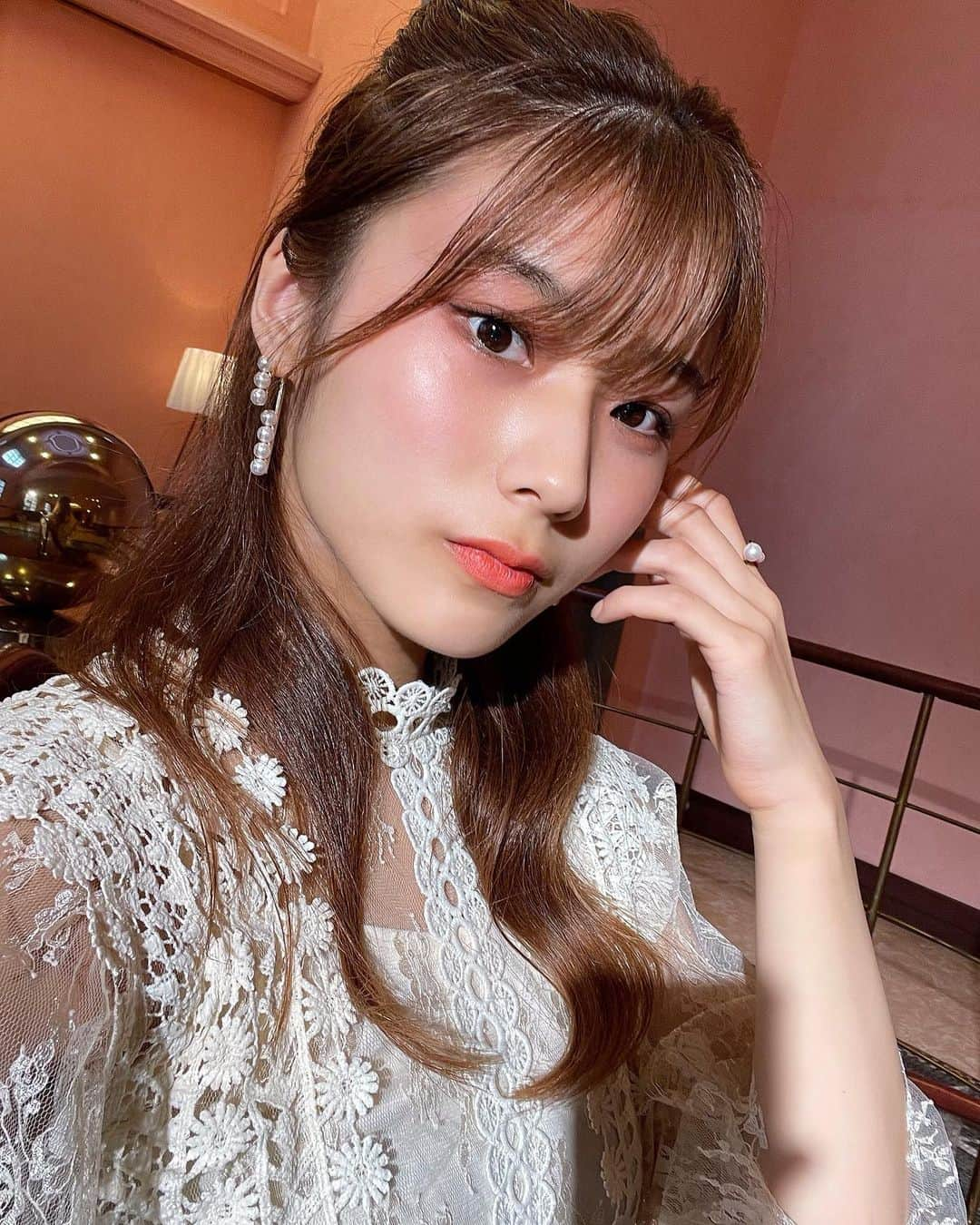 魚地菜緒のインスタグラム：「TASAKI × ELLE girl . Off Shot Part 2 ⭐️ . この衣装はレースの ワンピースで とても華やかだったので、 それに合わせて、 ハイライトを多めにそして、 目の下にラメものせました👀✨ . それにしてもこのピアス めちゃくちゃ可愛くないですか🥺💗 動いた時に少し揺れるのが とっても可愛くて なおたろのお気に入りです✨ . . . . #TASAKI #TASAKIbalance #balancestep  #mikiko先生 #タサキ #タサキバランス #ELLEgirlPromotion  #bboy #bgirl #fashion  #breakdance #powermove」