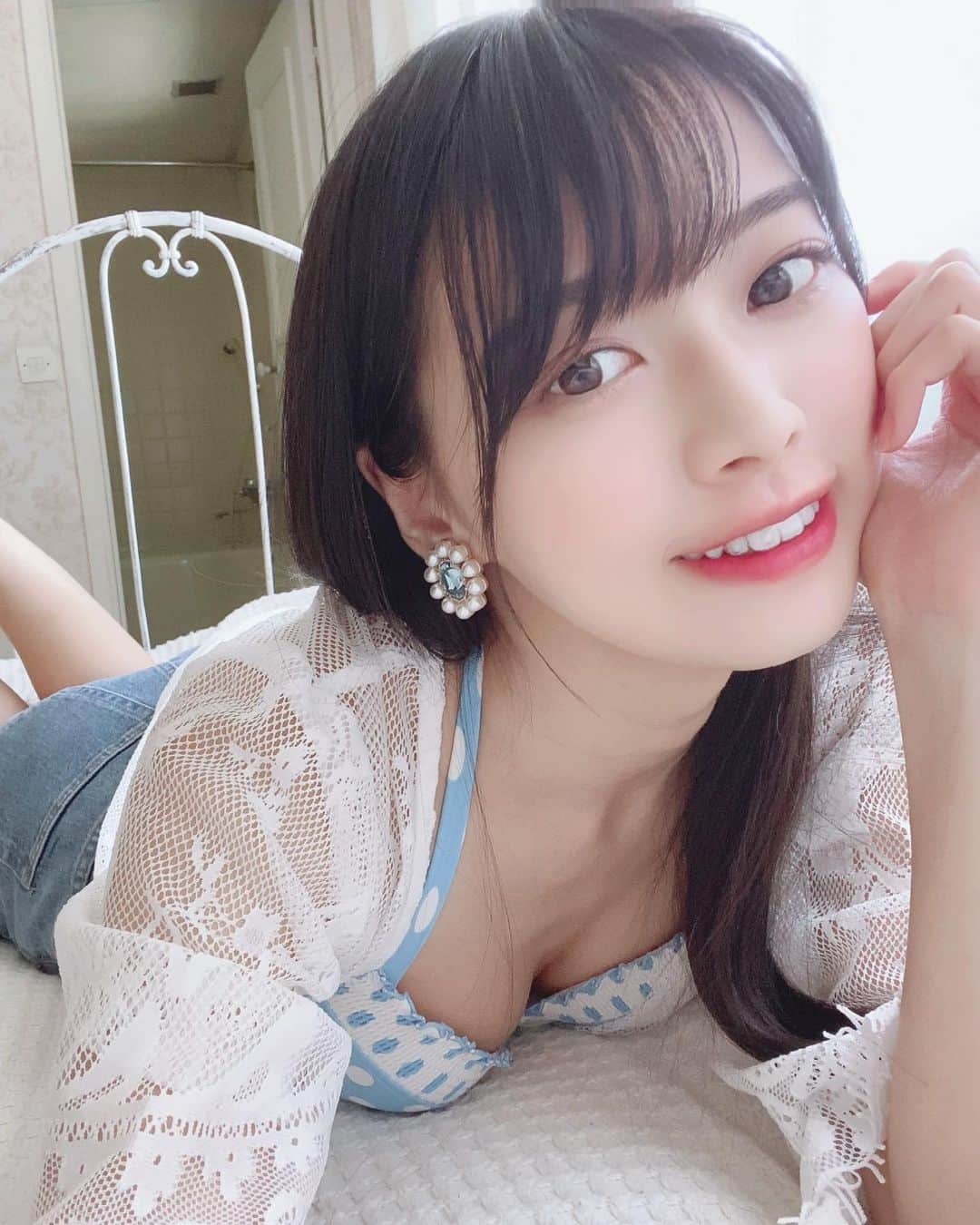 のインスタグラム：「【告知】﻿ 5/30(日)25:00〜25:30﻿ テレビ埼玉 極楽山本・ロンブー亮の「ARIGATEENA TV」で私がちょっぴり出演します🐰💓﻿ ﻿ 放送圏外で見られない人は公式YouTubeをチェックしてね🌟﻿ ﻿ ﻿ ﻿ ﻿ みんなは何枚目が好きー？﻿ ﻿ ﻿ #グラビア﻿ #水着コーデ #黒髪ロングストレート  ﻿」