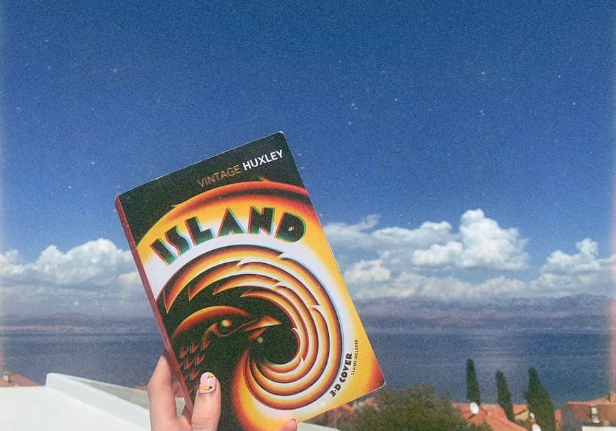 ルーシー・ボイントンのインスタグラム：「Island by Aldous Huxley • What’re you currently reading?」