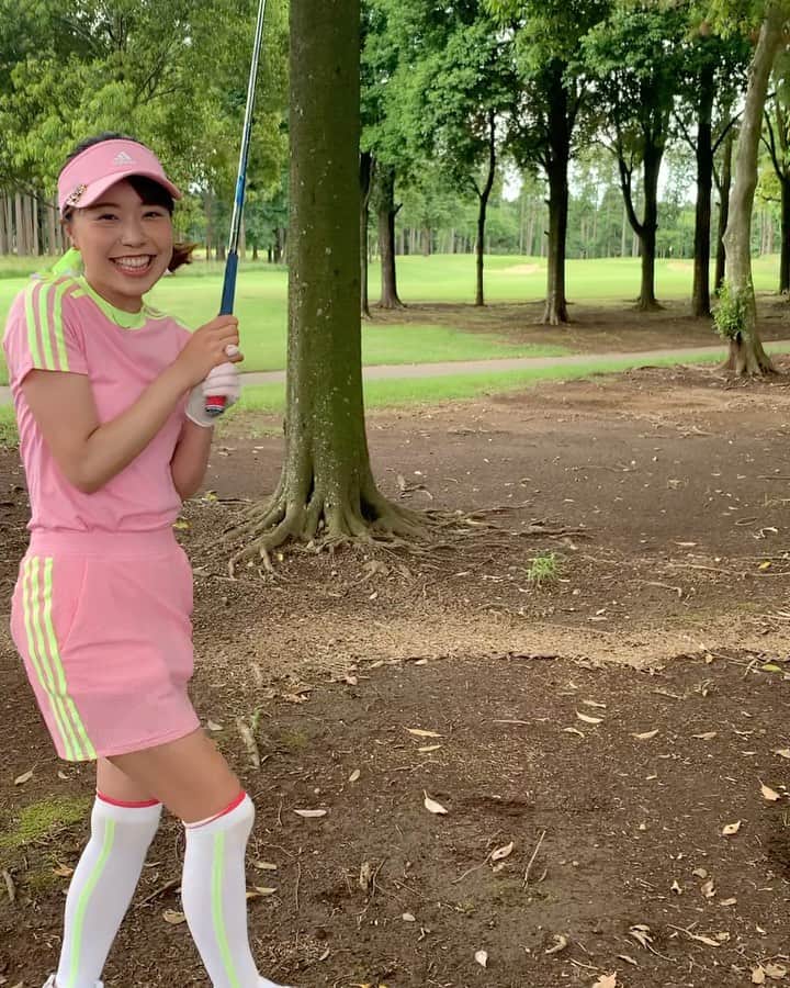 萩原菜乃花のインスタグラム：「林から脱出👏 木まで30ヤードくらい距離があってすごく狭く見えたけど抜けた😆  #ほんとは右の隙間狙ってた#木の中#スイング動画#ゴルフスイング#ゴルフ#ゴルフ女子#ゴルフ男子#ゴルフコーデ#ゴルフウェア#スポーツ#スポーツ女子#ベアグランド#golf#golfgirl#instagolf#golffashion#golfswing#golfstagram#골프#高尔夫」