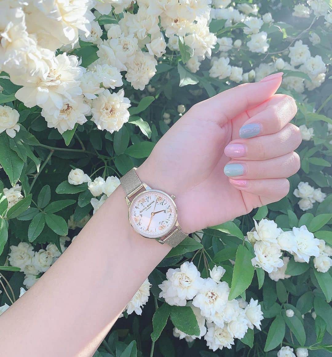 加藤里奈さんのインスタグラム写真 - (加藤里奈Instagram)「⋆ @oliviaburtonjapan の新しい時計❥  花柄が可愛くてお気に入りです🌼  #腕時計 #watch #oliviaburton」5月29日 21時26分 - katoco0326