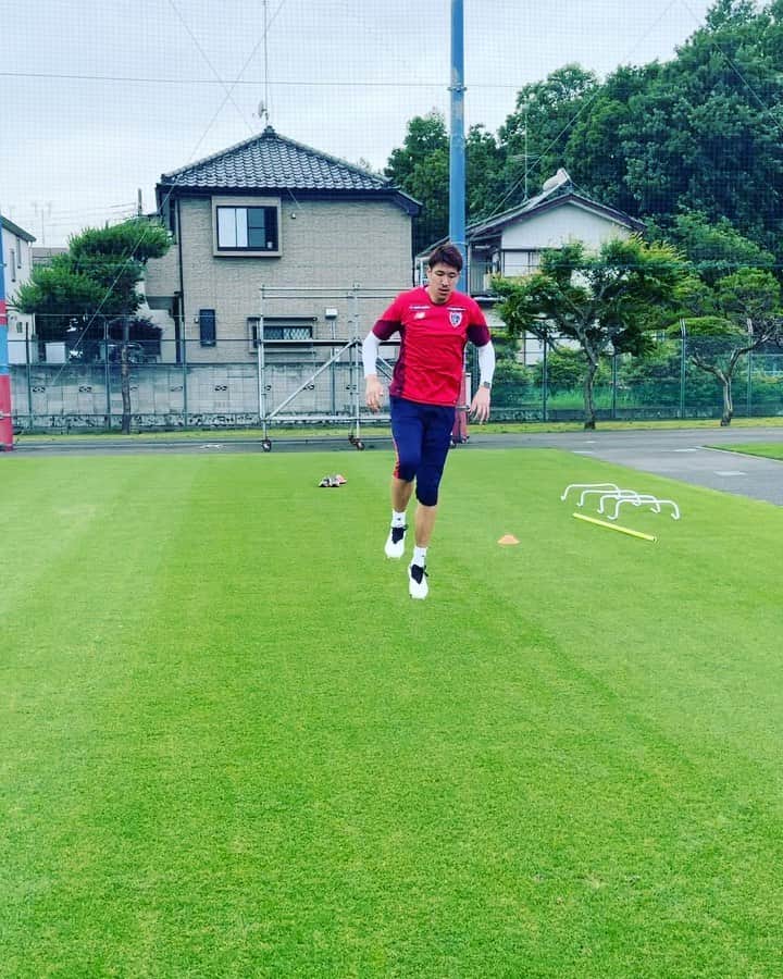 のインスタグラム：「頑張れ俺。笑  こういうのからハイボールのトレーニングが始まってるんだけど、今ちょうどオーストラリアにいる @iwaoshimizumyotherapy 清水さんにオンライントレーニングしてもらいました🙏  目と三半規管、そして様々な癒着などをほぐす方法など為になりました。 明日トライするぞ👍  #オンライントレーニング #三半規管 #目 #左右差 #どうした右脚😭 #前十字靭帯リハビリ」