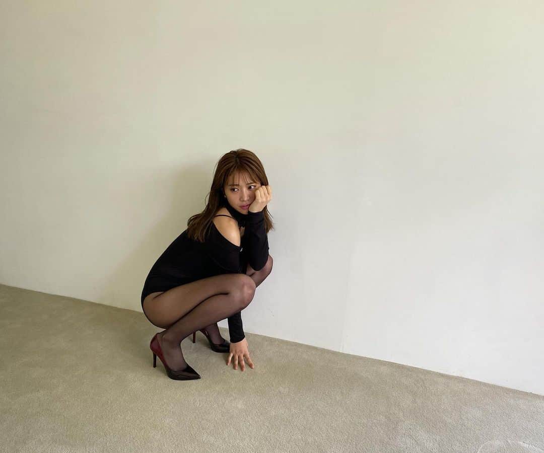 井上真由子さんのインスタグラム写真 - (井上真由子Instagram)「. 『好きだよ？好きかも。』もう見てくれたかな？  こんな感じのカットもあるんだよ🐈‍⬛🖤  #デジタル写真集  #cancam  #好きだよ ？ #好きかも 。」5月29日 21時42分 - mayuko__inoue