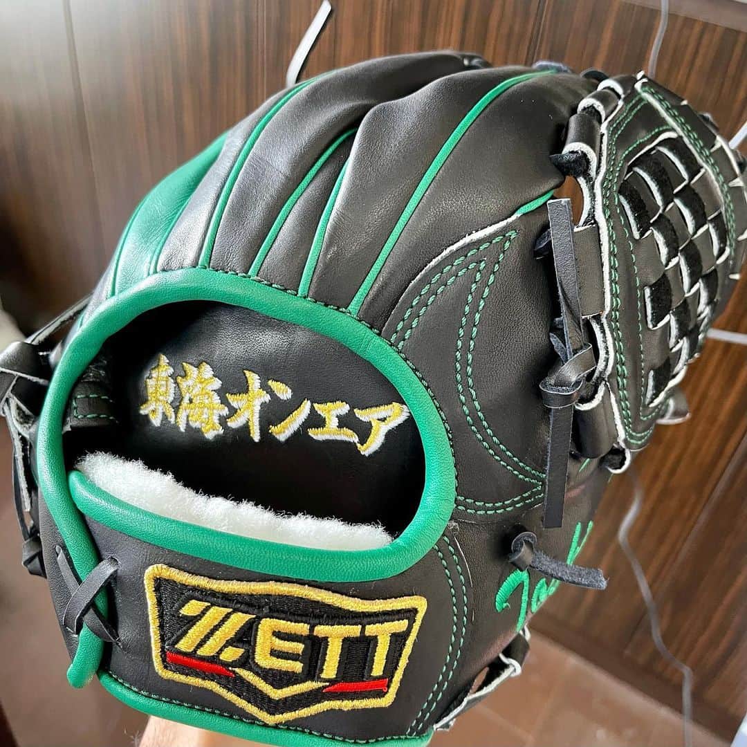としみつのインスタグラム：「福岡ソフトバンクホークス @hihi____karu15 さんから頂いたZETTのグラブ！グリーンがシブイ。  ありがとう😊  #川瀬晃  #福岡ソフトバンクホークス」