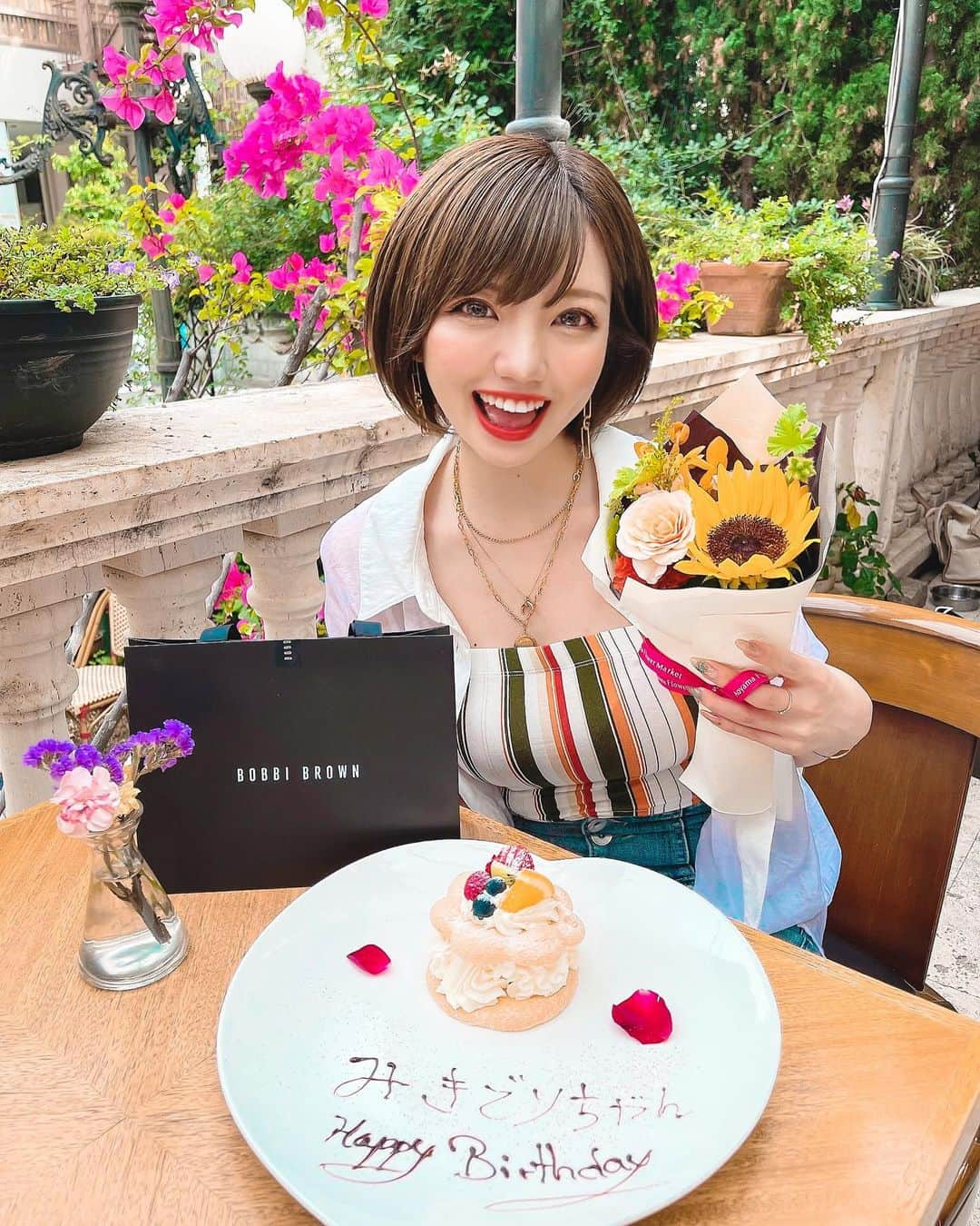 みきでりさんのインスタグラム写真 - (みきでりInstagram)「大好きなききちゃんにお誕生日を お祝いしてもらっちゃってスーパーハッピー🥰🌻💗✨ 素敵なお店のテラス席でランチしてたら、 サプライズプレート出てきて感動してたら なんとプレゼントまで出てきてびっくり😳🎁‼️ ㅤ ㅤ 相変わらずポジティブオーラ全開のききまるから ついでに元気パワーもたくさん貰った😝🌈💫 ㅤ ㅤ 最近あんまり会えてなかったから話すこと溜まってて マシンガントーク止まらなかった😂💦 スマホ依存症の私が5時間近く ストーリーもLINEもしてなかったら 彼氏に「生きてる？」って聞かれた🤣🔥  とにかく幸せなひとときでした🌷 ききちゃんありがとう♥︎♥︎♥︎ﾗﾌﾞﾃﾞｽ。 ㅤ ㅤ ㅤ ㅤ ㅤ ㅤ #0530 #mybirthday #omotesando #bamboo #表参道 #表参道カフェ #表参道ランチ #表参道グルメ #テラス席 #バースデープレート #女子会 #バースデーサプライズ #誕生日 #誕生日プレート #ききまる #ありがとう #大好き❤」5月29日 21時49分 - mikidelicious