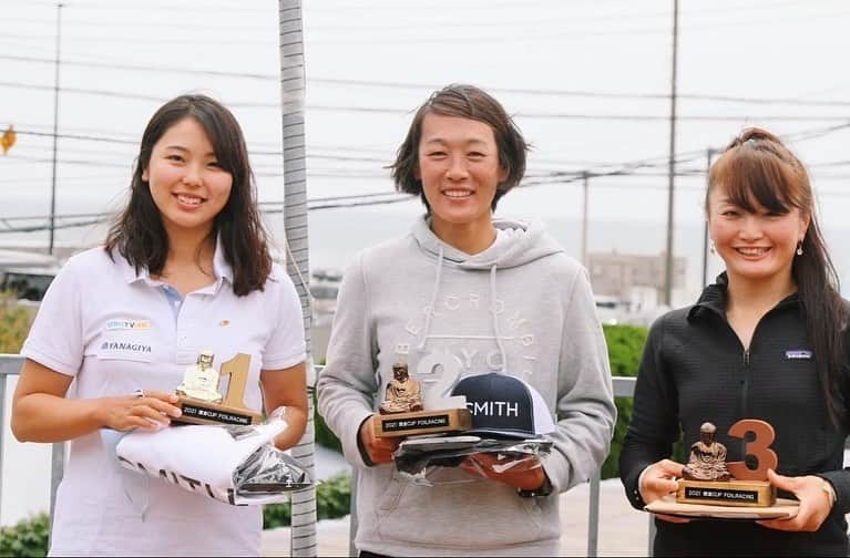 新嶋莉奈のインスタグラム：「鎌倉カップ優勝🥇🏆金ピカ大仏ゲッチュした！ 2大会連続優勝できてうれぴい！ 来週も大会だから頑張るぅ🤩  あ、今日吹きすぎてうんこ座りライディングだったのと、まだ1113使ってますってのと外カメで撮られると良い感じに増量してるの映し出されて辛いです。  いつもありがとうございます ↓↓↓ #NTTぷらら#ひかりTV #柳屋本店#伊藤園#メダリスト#magicmarine #oneill #smith」