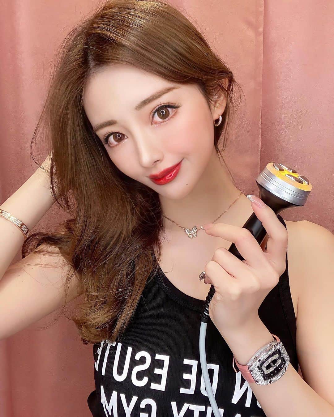 のインスタグラム：「誰もが知ってる有名エステと同じ痩身マシンや、1回数万円以上の小顔フェイシャルやイオン導入が使えるじぶんdeエステに行ってきたよ🌟﻿ ﻿ @jibunde_esute  ﻿ キャビ、高周波(ラジオ波)、セルライト吸引、リフトアップマシンなど、マシン総数数千台以上‼️😳﻿ ﻿ 凄いところが、ジムのように毎日通ってOK🔥✨﻿ 通いたい放題会員がなんと5980円(6578円税込)〜‼️﻿ 凄くない⁉️🤣﻿ 毎日通ってスタイルアップしよう🍑✨﻿ ﻿ 完全個室で予約なし定休日なし🆗👍❤️﻿ ﻿ セルフだから人目を気にせず通えるのもありがたい🥺✨﻿ ﻿ ﻿ そして。。﻿ 体験無料¥0だから、実際に行ってみて試せるのがいいよ❤️﻿ 業務用高級エステマシンが使い放題なのも他にない🤍﻿ 本格エステマシンが自宅で使えるマシンレンタルサービスもあるよ‼️✨コロナでお家美容したい方にピッタリで、私もレンタルしてたよ！🥺💘﻿ ﻿ 有楽町店に行ってきたんだけど、﻿ お店が可愛すぎてどこを撮っても映えでした❣️﻿  なんと、6月1日に立川ルミネ店がNEW OPENするんだって‼️✨ お近くの方はまずは無料体験行ってみてね🥺❣️ ﻿  #じぶんdeエステ #セルフエステ #エステ通い放題 #じぶんde女子 #自宅deエステ」