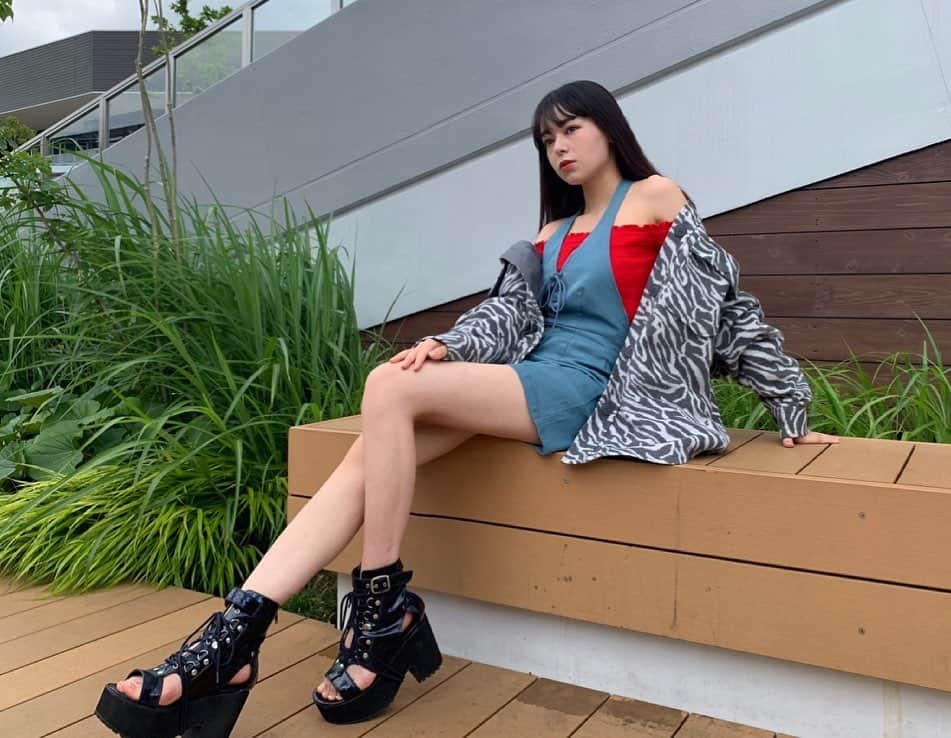 のインスタグラム：「@kol.japan   珍しく色々🖤🤍❤️💙 暑くなってきましたね!  これからの時期にぴったりな @kol.japan のサロペットです♪」