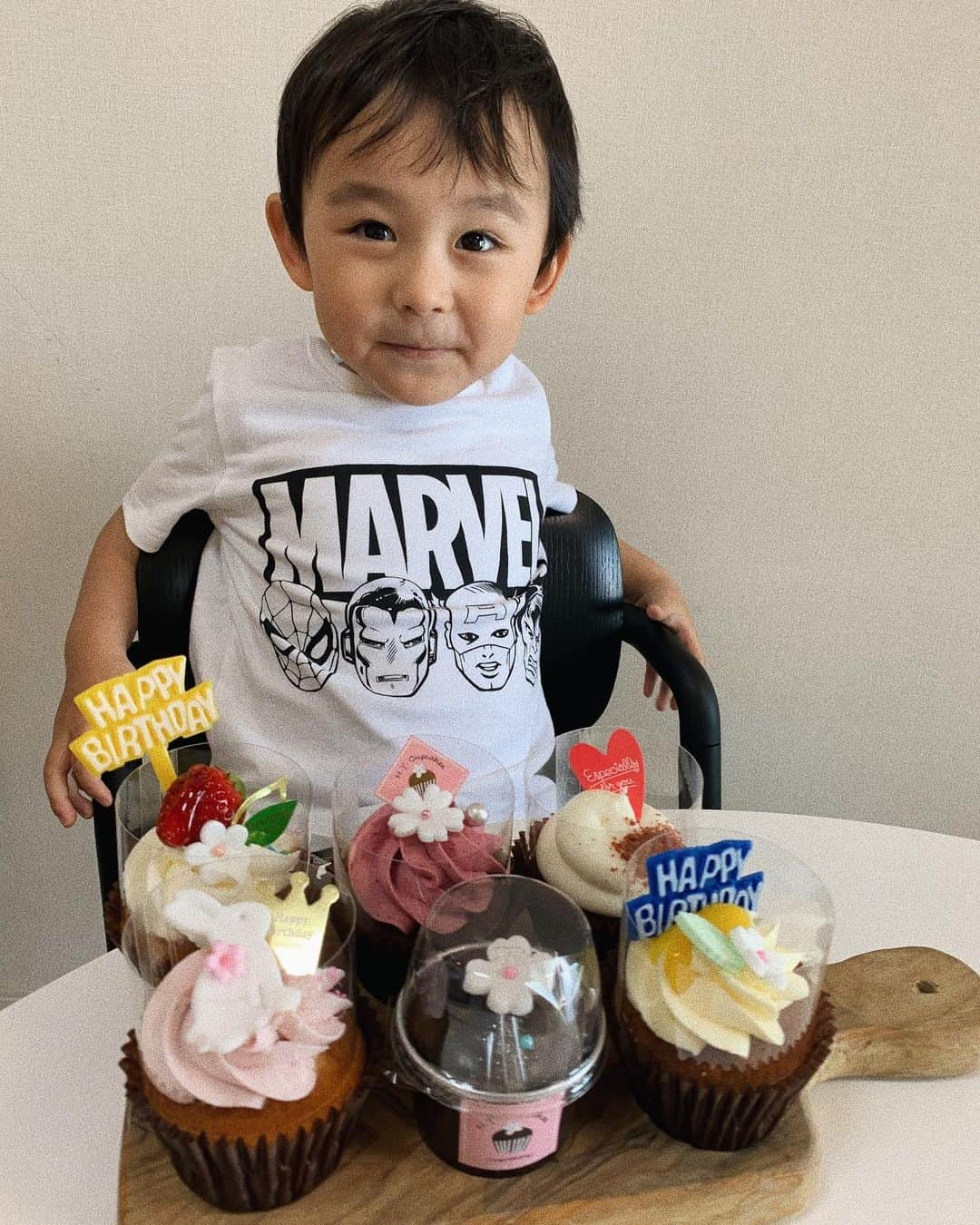 大畑ありさのインスタグラム：「. 先日、我が家のヒーローが 3歳のお誕生日を迎えました！ . ご覧の通り、 マーベル大好きに育ってます💁🏻‍♀️笑 . #家中マーベルだらけ #最近はジャスティスリーグにまで🤭 #やっとウォーマシンとか覚えたのに #ステッペンウルフとか言われて #もう母ちゃんついてけない😂」