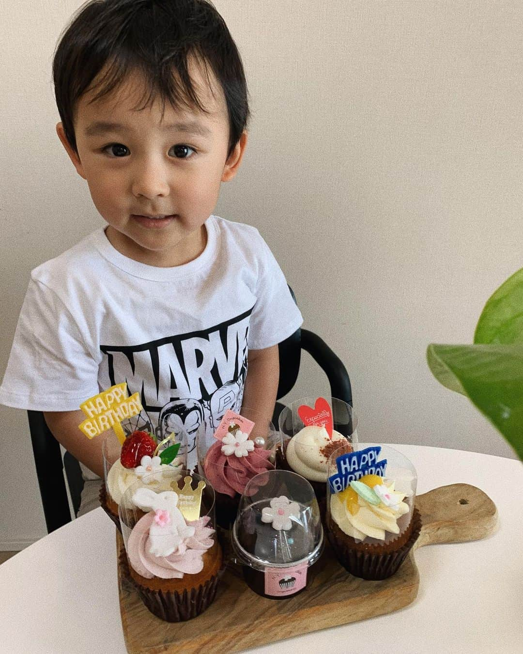 大畑ありささんのインスタグラム写真 - (大畑ありさInstagram)「. 先日、我が家のヒーローが 3歳のお誕生日を迎えました！ . ご覧の通り、 マーベル大好きに育ってます💁🏻‍♀️笑 . #家中マーベルだらけ #最近はジャスティスリーグにまで🤭 #やっとウォーマシンとか覚えたのに #ステッペンウルフとか言われて #もう母ちゃんついてけない😂」5月29日 22時21分 - ohataarisa