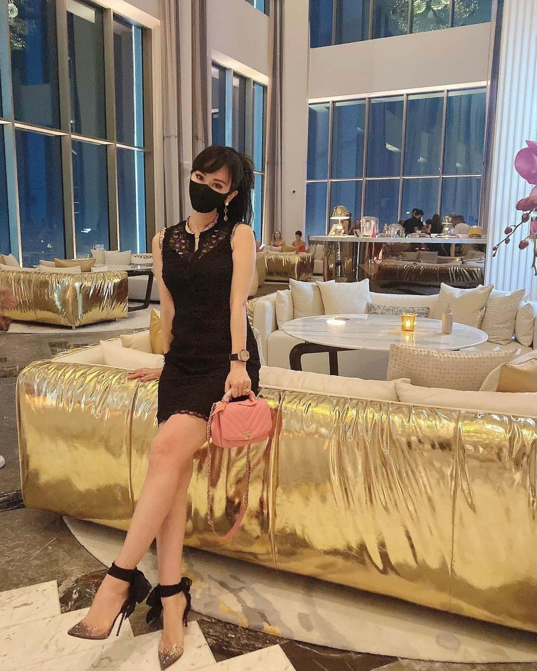 Rieのインスタグラム：「【Lobby at SLS Hotel】  週末のSLS Hotelは盛り上がっていて  エレベーターの乗り場も人がいっぱい！  ラマダンが終わったら、ロビーは音楽ガンガンかけるから、めっちゃいい感じになると聞いてましたが  本当に音楽がかかるようになってて  ホテルのロビーというよりは  お洒落なバーみたいになってて  お洒落で素敵な雰囲気になってました  ドバイでは居住者には無料でワクチン接種をしてくれる為、  既に人口の8割以上がワクチン接種済みとなっていて  コロナ感染が怖いから外に出かけない、、というような人はもうほとんど居ないような状況で  人気のレストランやバーは大変賑わっています〜  #ドバイ #ドバイ生活 #ドバイ旅行 #ドバイ好きな人と繋がりたい  #slshotel #ラグジュアリーホテル #ホテル巡り #家族の時間 #dubai #dubaitrip #dubailife #luxuryhotel #visitdubai」