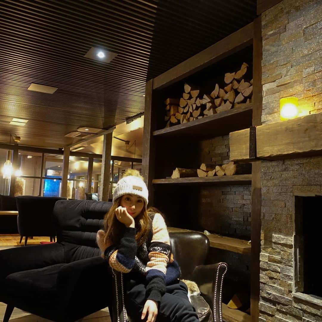 辰巳奈都子のインスタグラム：「フィンランド・サーリセルカにて ホテル移動。 部屋に居ながらにしてオーロラが見えるガラスイグルーはとっても高いので、メインはこちらで。  ホリディクラブ・サーリセルカ🎪 おそらくサーリセルカで最もポピュラーで、大きなプールもあり、値段もリーズナブル🪵 ロビーのインテリアがタイプでした🪶  お部屋はいたってシンプル。 この日はハスキーサファリと移動のみの行程だったので… 他にやることは… うん、寝てました♫💤  あと、ちょこちょこお返事してるので、 前の投稿など見てみてくださいね〜💛」