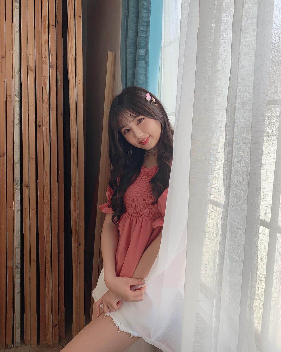 宮丸くるみのインスタグラム：「リリバリ新MV 「rain melody」公開されました！！👏🏻  今までとは違ったリリバリを見て頂けると思います😳 本当に大好きな曲!! 衣装もそれぞれのメンバーカラーの私服衣装なの！♡  YouTubeからチェックして！ 絶対見てね~♡🥺  そしていっぱいオフショットがあるのでインスタ、Twitterであげていく！！♡  ・ ・ ・  #リリバリ #lilyofthevalley #アイドル #idol #18歳 #ロングヘア #巻き髪 #私服衣装 #ぱっつん前髪 #シースルー前髪 #ショートパンツ #mv #オフショット」