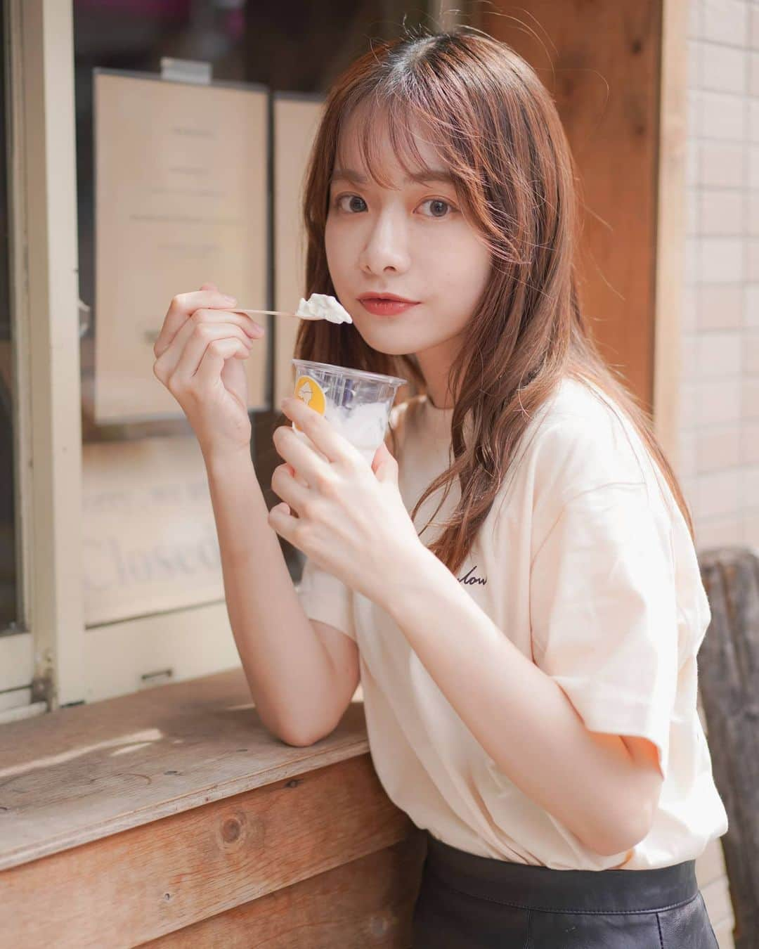 涼風あきさんのインスタグラム写真 - (涼風あきInstagram)「夏はやっぱりアイス🍦 下北沢撮影会でした！  photo by てつさん . . #portrait #icecream #summer #model #suchmos」5月29日 23時44分 - s_aki69_