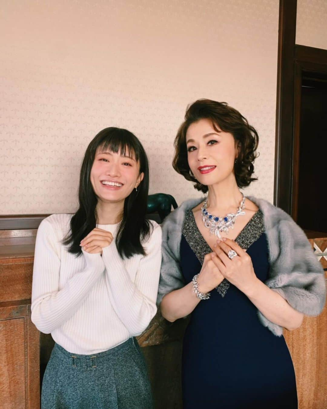 松本まりかさんのインスタグラム写真 - (松本まりかInstagram)「今夜で最終回です🥲 1枚目は大地真央さんとスノウアプリで遊んでみました📸  2枚目3枚目は蒲郡クラシックホテルにて、パリから2億円のジュエリーを纏う真央様。それはそれは美しくて..。ふぁあって息を呑みました。 私はジュエリー💍を持っていません。キラキラへの憧れはありましたが、その輝きに相応しい女性になるまで身に付けないと決めた20代。この時の真央さんを見て、当時を思い出しました。 内面から美しくジュエリーが似合う女性になっていきたいと思います。  456枚目はシャバーニ、田山さんが昔から食されていたという、地元愛知のお団子（これがめーちゃ美味！みたらしなのに甘さ控えめ醤油団子との合いの子みたいな絶妙に好みでした）蒲郡の竹島前でなぞにグラビアポーズ😏  7枚目は真央様からのクリスマスプレゼント🎁 この日はイブのゴチ生へ向かう前の朝、愛知にて。お金下ろして、いっぱい入るお財布買わなきゃって内心ハラハラしていた時です😳結果は..違う意味でアワアワしましたが、なんて温かい番組なんだ、と感動したのを覚えています。  あの時期たくさんね、ほんとにいろんな事がありました。竜巻のような日々の中、撮影していて。  すごく助けられたんです。スタッフさんに、このドラマに。楽しかった。笑ってたなぁって。 ここまで出ずっぱりの役は初めてだったので、スタッフさんとはユーモアたっぷりの交流で、いつの間にかケラケラ笑えてた撮影でした🥲 沢山取材も受けました。番宣も沢山！！ 怒涛で最高のオバハン中島ハルコ、今日でラストです✨是非ご覧ください🎉  スタッフキャスト、そしてたーくさん協力してくださった愛知のみなみなさま本当にお疲れ様でした。そして沢山沢山ありがとうございました✨✨✨  悪人に鉄槌を！ハルコさんといづみ最後の戦い！はたして勝つのはハルコかリトルハルコか？令和の水戸黄門、遂に完結！今夜ハルコの秘密が明らかに！   ＃最高のオバハン中島ハルコ ＃オトナの土ドラ ＃ハルコ、郷土愛を斬る  #大地真央  さん #松本まりか  真魚 さん 合田雅吏 さん 蕨野友也 さん 今野浩喜 さん 高橋ひとみ さん 田山涼成 さん  【8話ゲスト】 平岡祐太 さん NANA さん 武田航平 さん 石田登星 さん 福崎那由他 さん  寺坂頼我さん（祭nine.）  神田陸人さん（祭nine.）   大西礼芳さん（1話ゲスト）  永嶋柊吾さん（2話ゲスト）  小林亜実さん（2話ゲスト）  河相我聞さん（4話ゲスト）  結城モエさん（6話ゲスト）  #愛知県 #幸田町 #蒲郡 #名古屋 感謝感謝です☺️」5月29日 23時41分 - marika_matsumoto