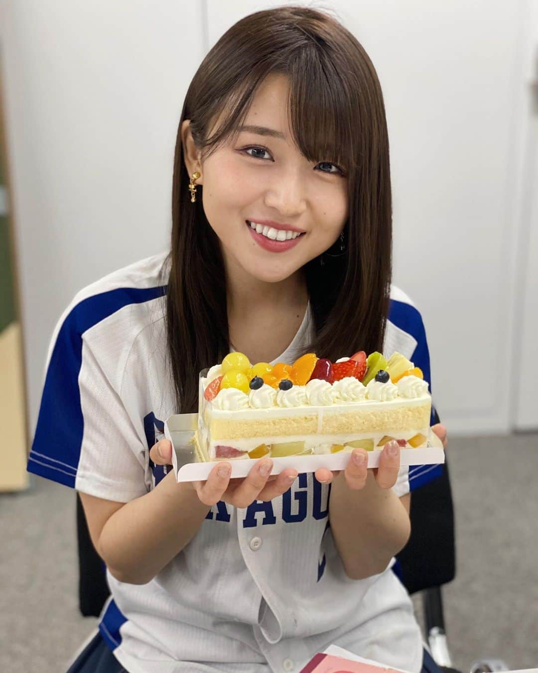 河野万里奈さんのインスタグラム写真 - (河野万里奈Instagram)「先日ベースボールキングさんがサプライズで誕生日を祝ってくださいました😭  4月からYouTube企画「河野名鑑」をまかせていただけたことじたいが最高のプレゼントなうえに 感謝でいっぱいなので良い作品に少しでも貢献して恩返ししたいです😭 本当に本当にありがとうございます😭👑✨  こんなありがたい瞬間に ボタンが開いていて失策1」5月30日 0時42分 - marina_kawano