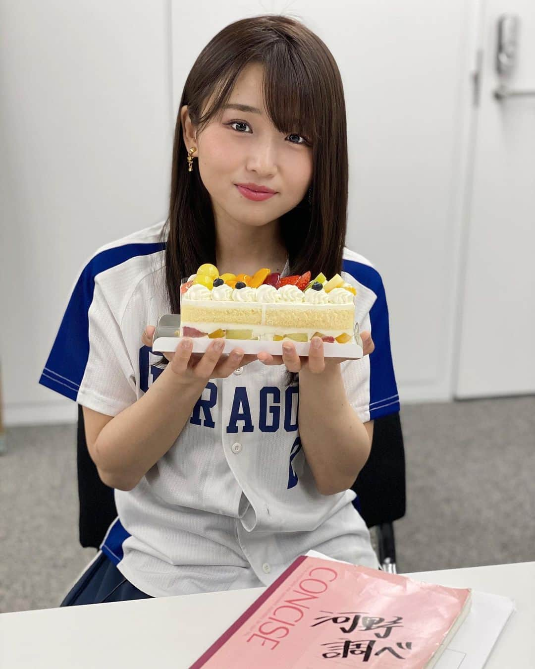 河野万里奈さんのインスタグラム写真 - (河野万里奈Instagram)「先日ベースボールキングさんがサプライズで誕生日を祝ってくださいました😭  4月からYouTube企画「河野名鑑」をまかせていただけたことじたいが最高のプレゼントなうえに 感謝でいっぱいなので良い作品に少しでも貢献して恩返ししたいです😭 本当に本当にありがとうございます😭👑✨  こんなありがたい瞬間に ボタンが開いていて失策1」5月30日 0時42分 - marina_kawano