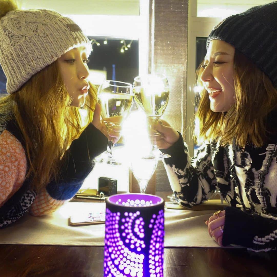 辰巳奈都子のインスタグラム：「cheers🥂 このレストランはロマンチックでした❄️  朝食はワッフル🧇 自分で焼ける機械最高🍳欲しいー！ オイルスプレーに驚愕😳  美香ちゃんは朝からスイカ🍉 ゆで卵でかわいい朝食プレート作ってた🥣  最後はトナカイ肉について語る私です♩ 今見ると小っ恥ずかしいのですが、 やっぱり写真だけじゃなくて、 動画も撮っておくと、  話してる内容や声や、 周りの音、その当時のことが鮮明に蘇ってくるので  どんな些細な瞬間でも動画に収めておくことをお勧めします😘  そんな私たちの旅の様子は @mikapu0519 の youtubeで2本立てでvlogアップされてます💎 オーロラが○○した瞬間もバッチリ映ってるよ🕯  まだ見てない方がいたら ぜひ見てほしい❣️」